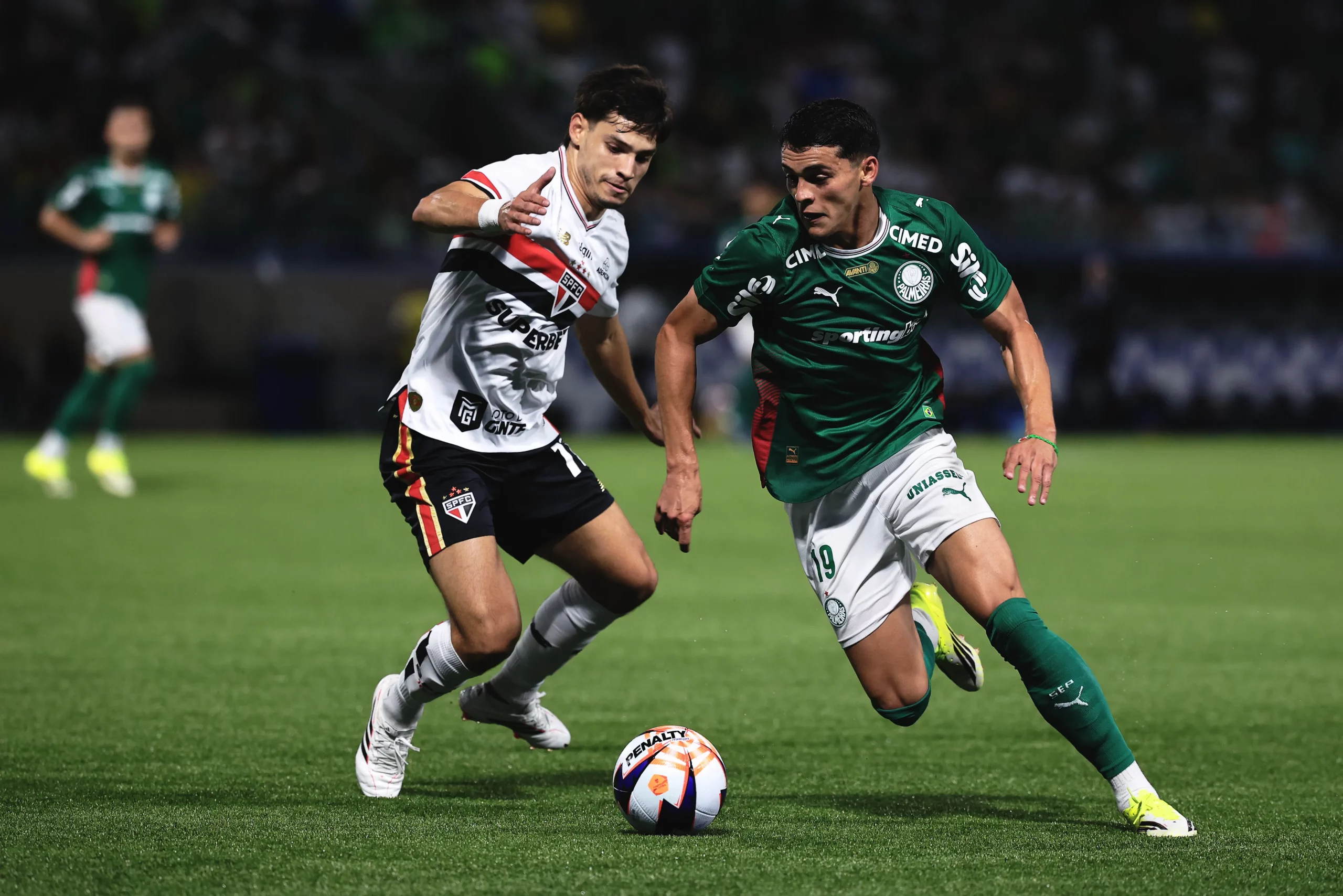Sosa jogador do Palmeiras disputa lance com Bobadilla jogador do São Paulo. Foto: Ettore Chiereguini/AGIF
