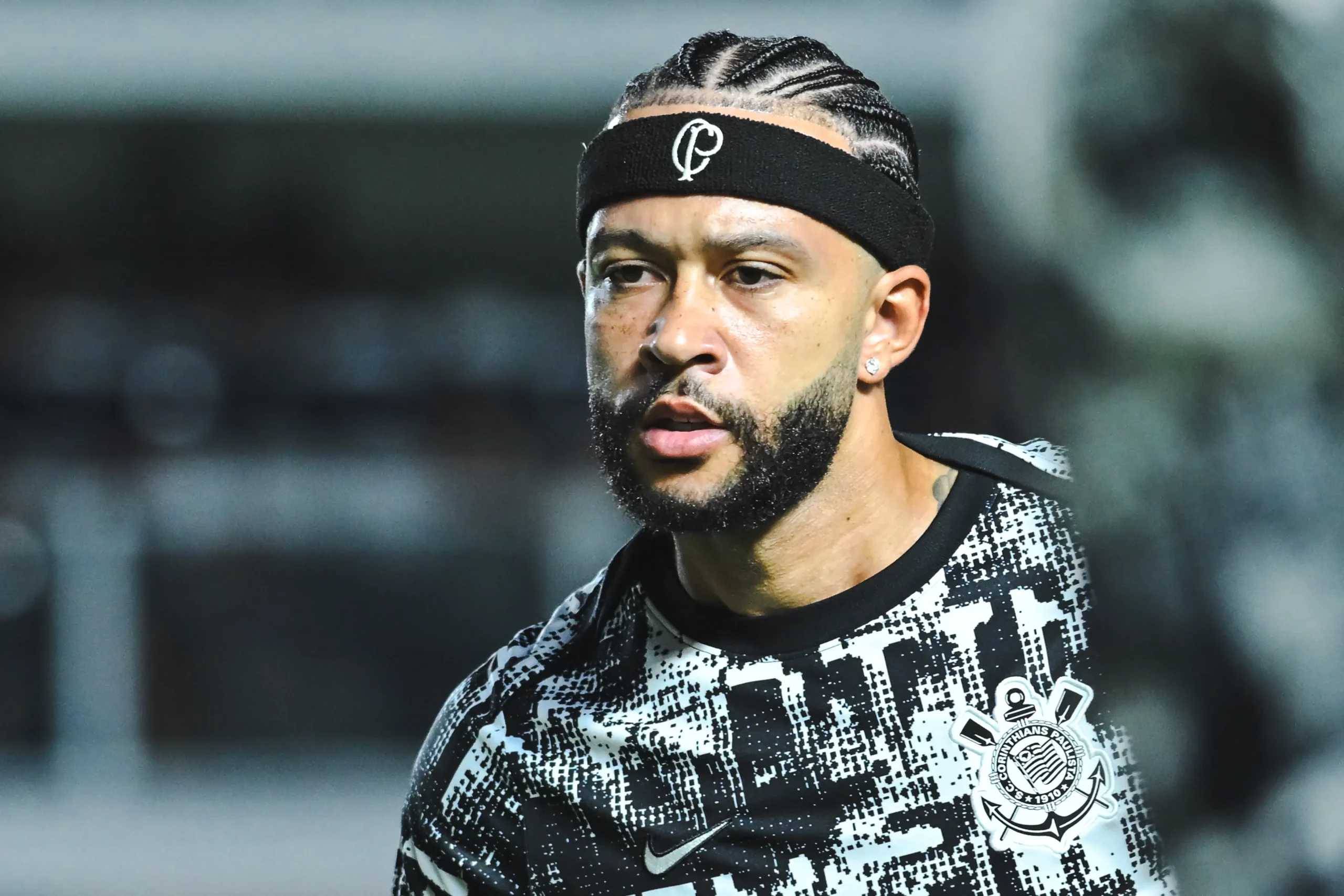 SP – SANTOS – 28/01/2026 – BRASILEIRO A 2026, CORINTHIANS X BAHIA – Memphis Depay jogador do Corinthians durante aquecimento antes da partida contra o Bahia no estadio Vila Belmiro pelo campeonato Brasileiro A 2026. Foto: Jota Erre/AGIF