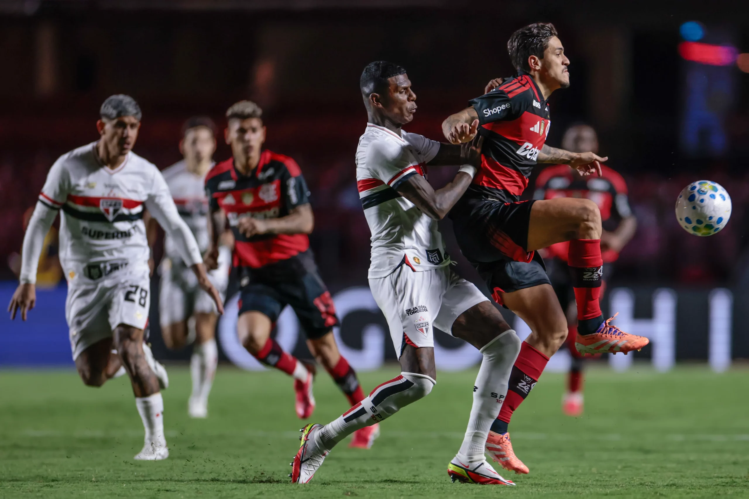 SP – SAO PAULO – 28/01/2026 – BRASILEIRO A 2026, SAO PAULO X FLAMENGO – Arboleda jogador do Sao Paulo disputa lance com Pedro jogador do Flamengo durante partida no estadio Morumbi pelo campeonato Brasileiro A 2026. Foto: Marcello Zambrana/AGIF