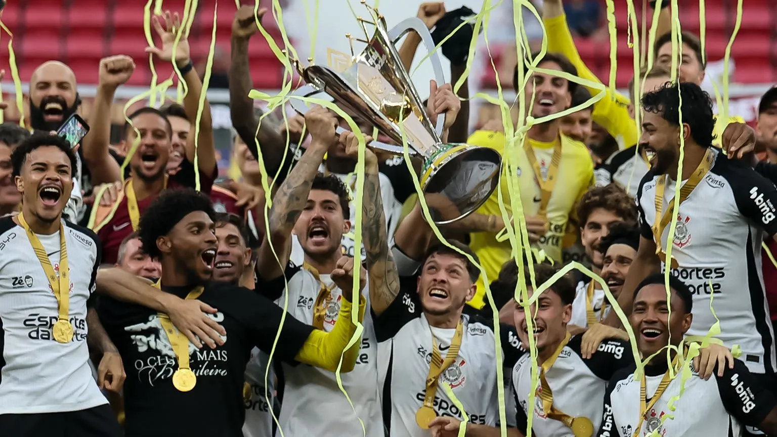 DF – BRASILIA – 01/02/2026 – SUPER COPA DO REI 2026, FLAMENGO X CORINTHIANS – Jogadores do Corinthians comemoram titulo de campeao apos partida contra o Flamengo no estadio Mane Garrincha pela decisao do campeonato Super Copa Do Rei 2026. Foto: Mateus Bonomi/AGIF