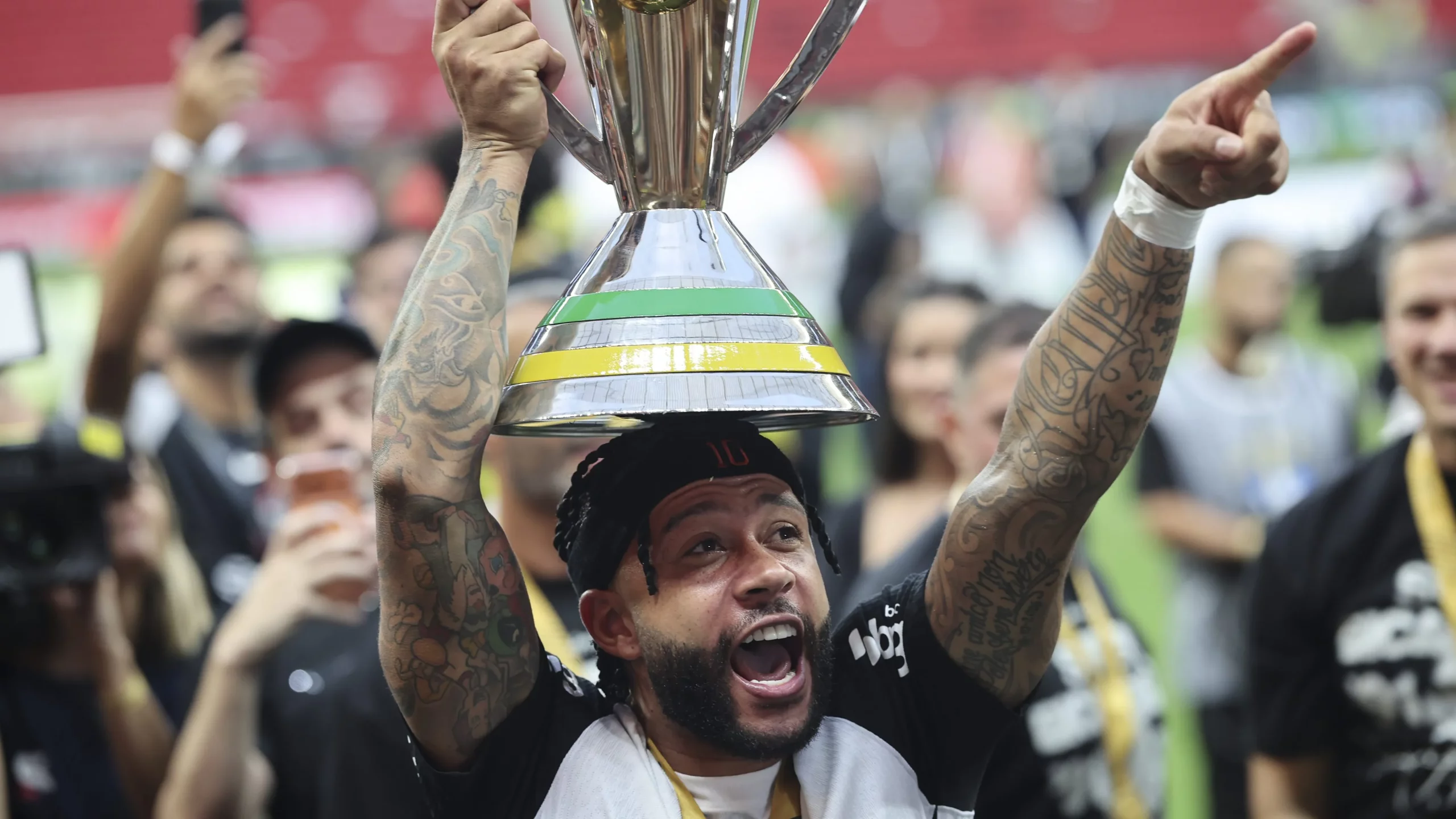 DF – BRASILIA – 01/02/2026 – SUPER COPA DO REI 2026, FLAMENGO X CORINTHIANS –  Memphis Depaycomemora titulo de campeao apos partida contra o Flamengo no estadio Mane Garrincha pela decisao do campeonato Super Copa Do Rei 2026. Foto: Mateus Bonomi/AGIF