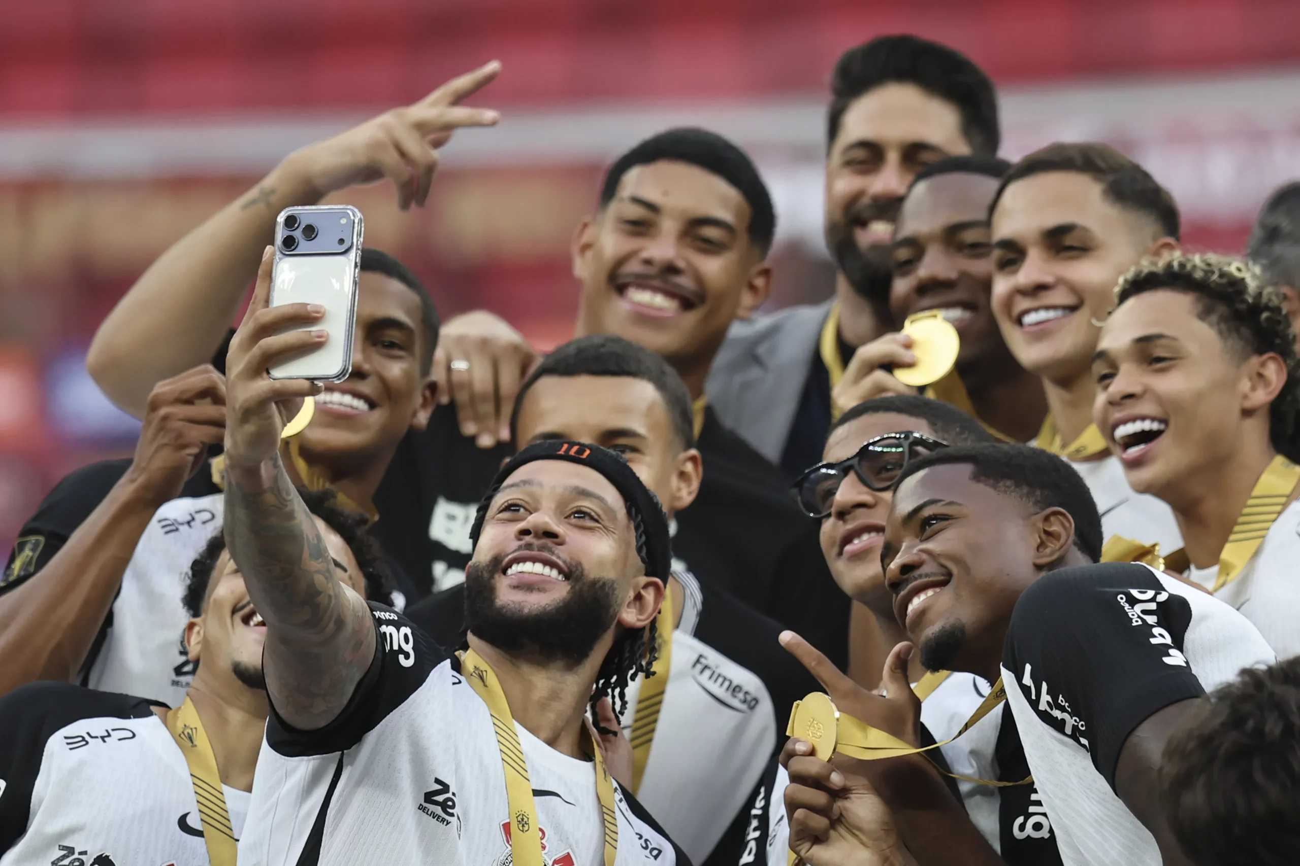 Memphis Depay, do Corinthians, comemora titulo de campeao apos partida contra o Flamengo no estadio Mane Garrincha pela decisao do campeonato Super Copa Do Rei 2026. Foto: Mateus Bonomi/AGIF