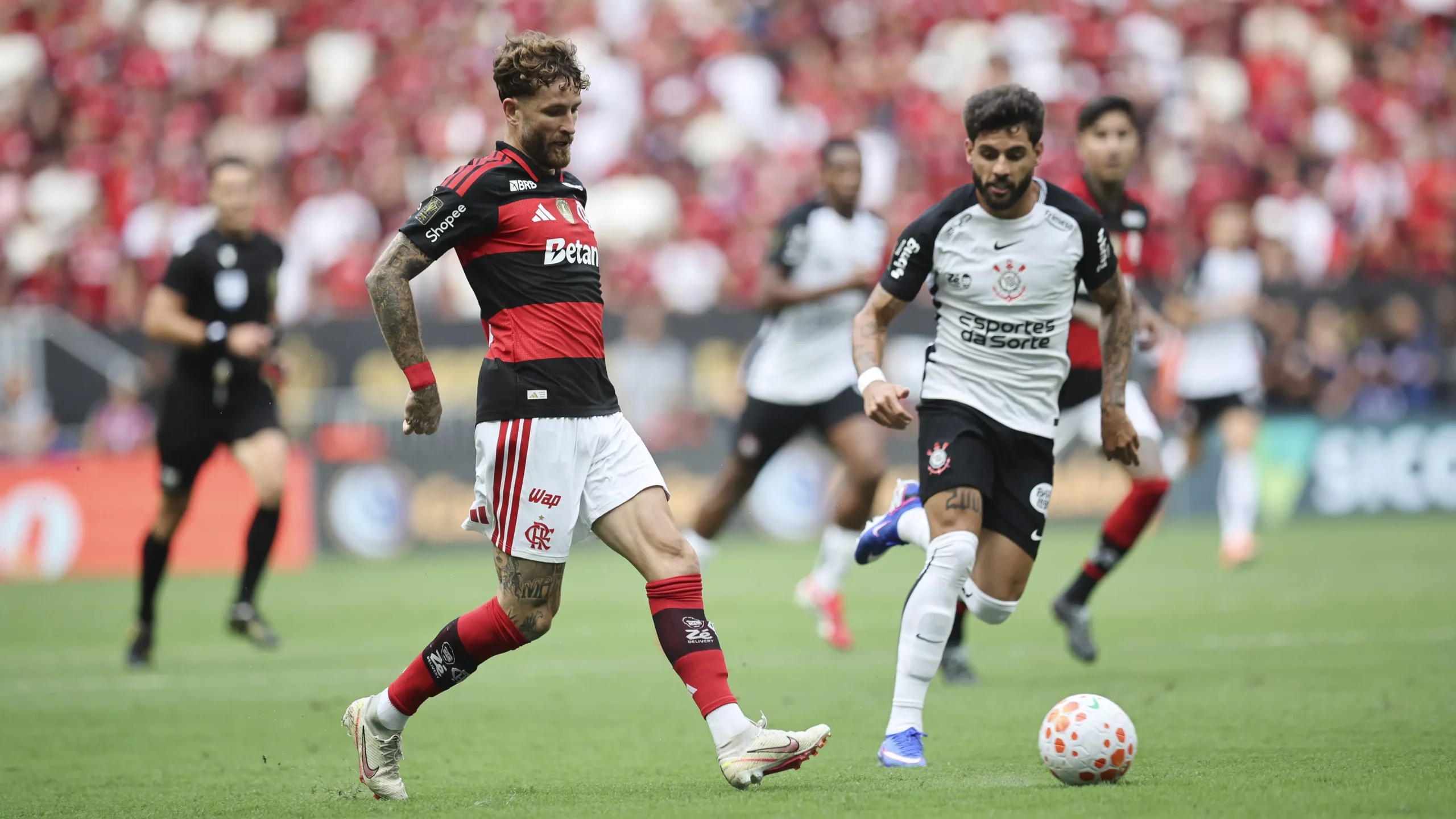Yuri Alberto fez um golaço diante do Flamengo - Foto: Mateus Bonomi/AGIF.