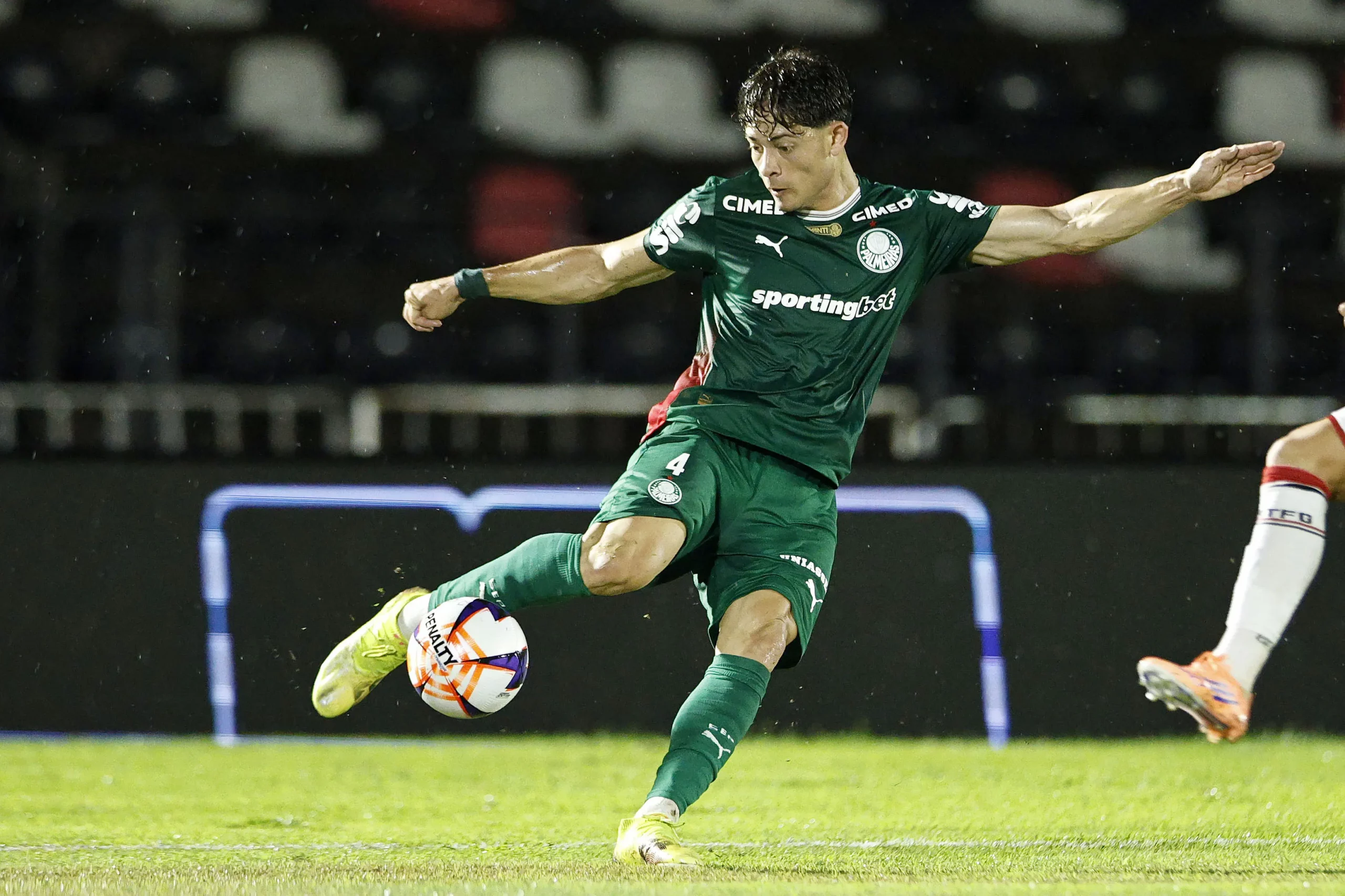SP – RIBEIRAO PRETO – 01/02/2026 – PAULISTA 2026, BOTAFOGO-SP X PALMEIRAS – Giay jogador do Palmeiras durante partida contra o Botafogo-SP no estadio Santa Cruz pelo campeonato Paulista 2026. Foto: Thiago Calil/AGIF