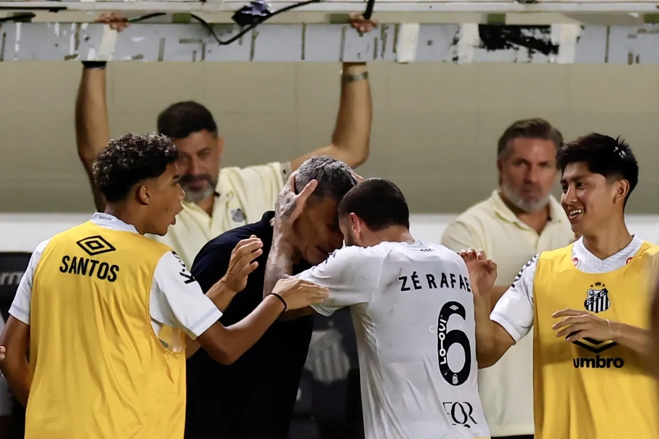 Ze Rafael jogador do Santos comemora seu gol com Vojvoda tecnico da sua equipe. Foto: Marcello Zambrana/AGIF