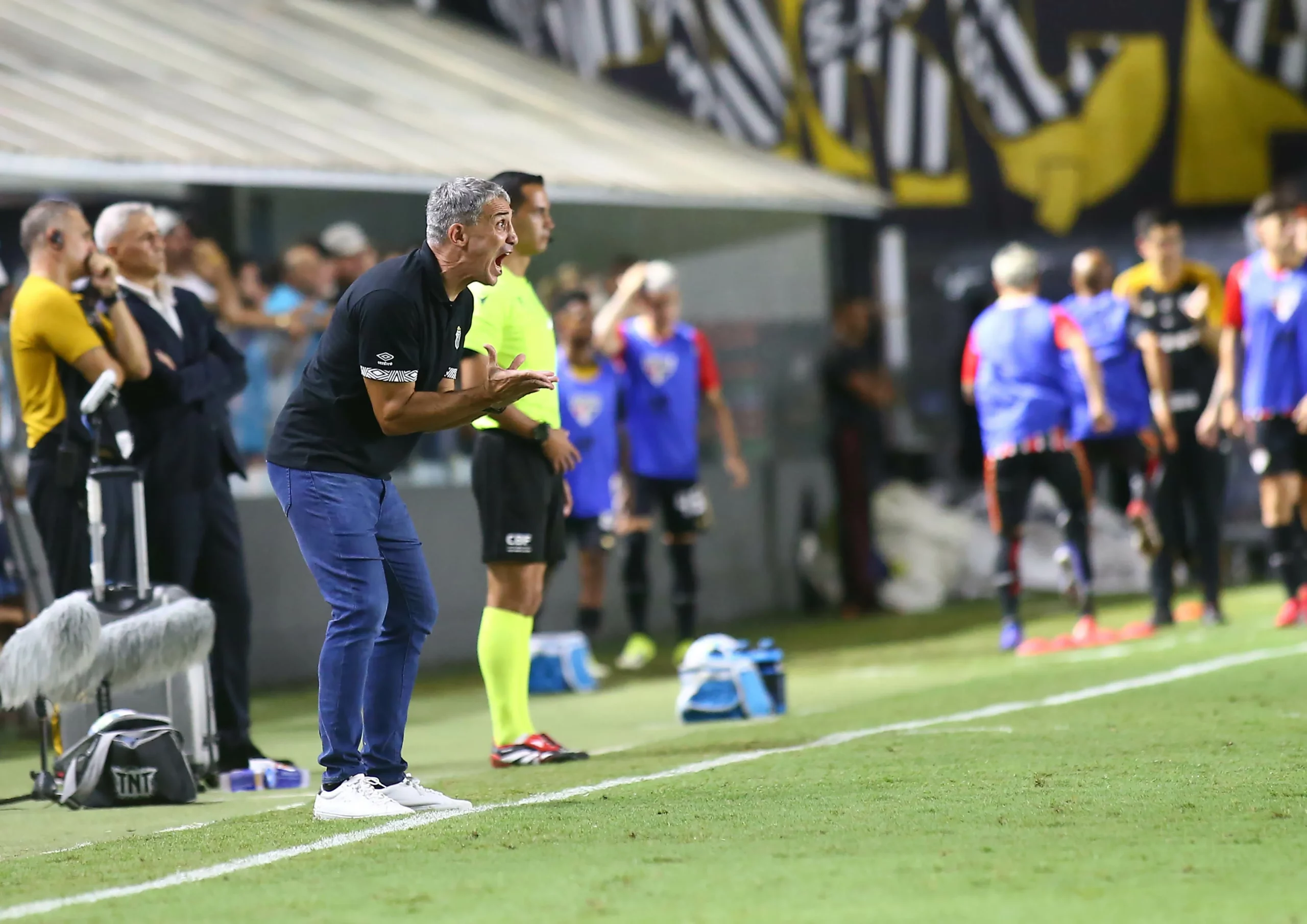 Juan Pablo Vojvoda tecnico do Santos durante partida contra o Sao Paulo no estadio Vila Belmiro pelo campeonato Brasileiro A 2026. Foto: Mauricio De Souza/AGIF