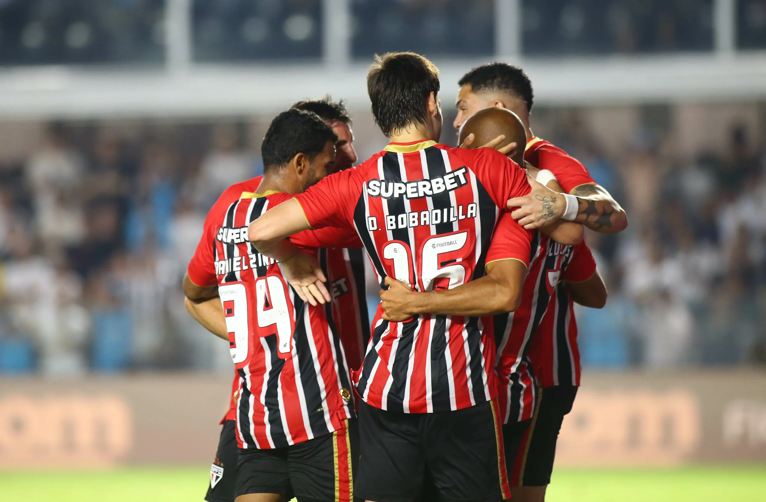 Calleri, jogador do Sao Paulo, comemora seu gol durante partida contra o Santos no estadio Vila Belmiro pelo campeonato Brasileiro A 2026. Foto: Mauricio De Souza/AGIF