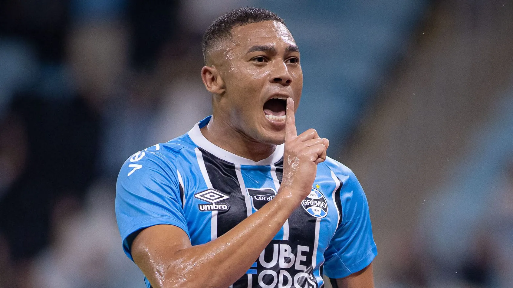 Carlos Vinicius, jogador do Gremio, comemora seu gol durante partida contra o Botafogo no estadio Arena do Gremio pelo campeonato Brasileiro A 2026. Foto: Maxi Franzoi/AGIF