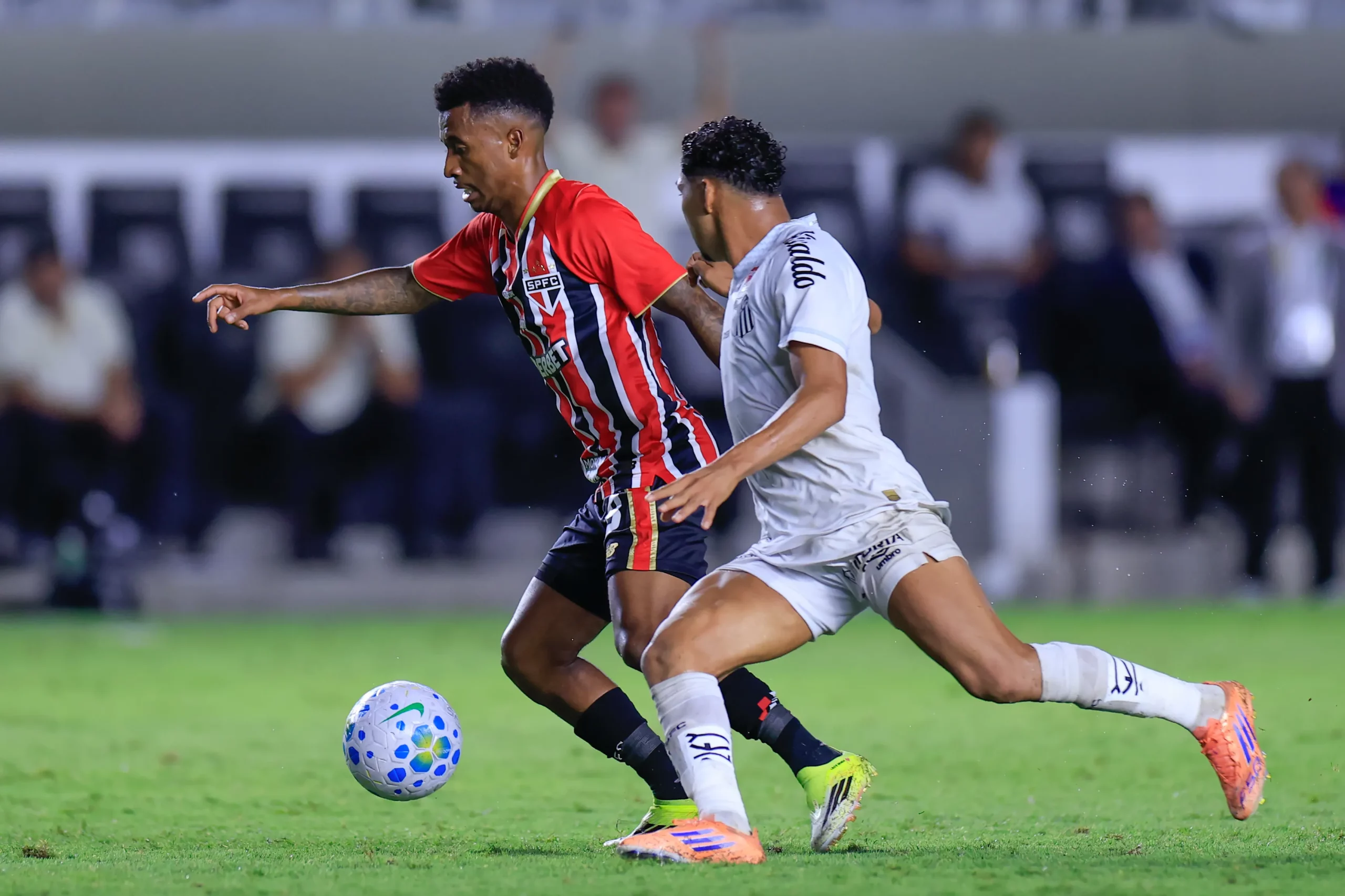 SP – SANTOS – 04/02/2026 – BRASILEIRO A 2026, SANTOS X SAO PAULO – Rony jogador do Santos disputa lance com Marcos Antonio jogador do Sao Paulo durante partida no estadio Vila Belmiro pelo campeonato Brasileiro A 2026. Foto: Marcello Zambrana/AGIF