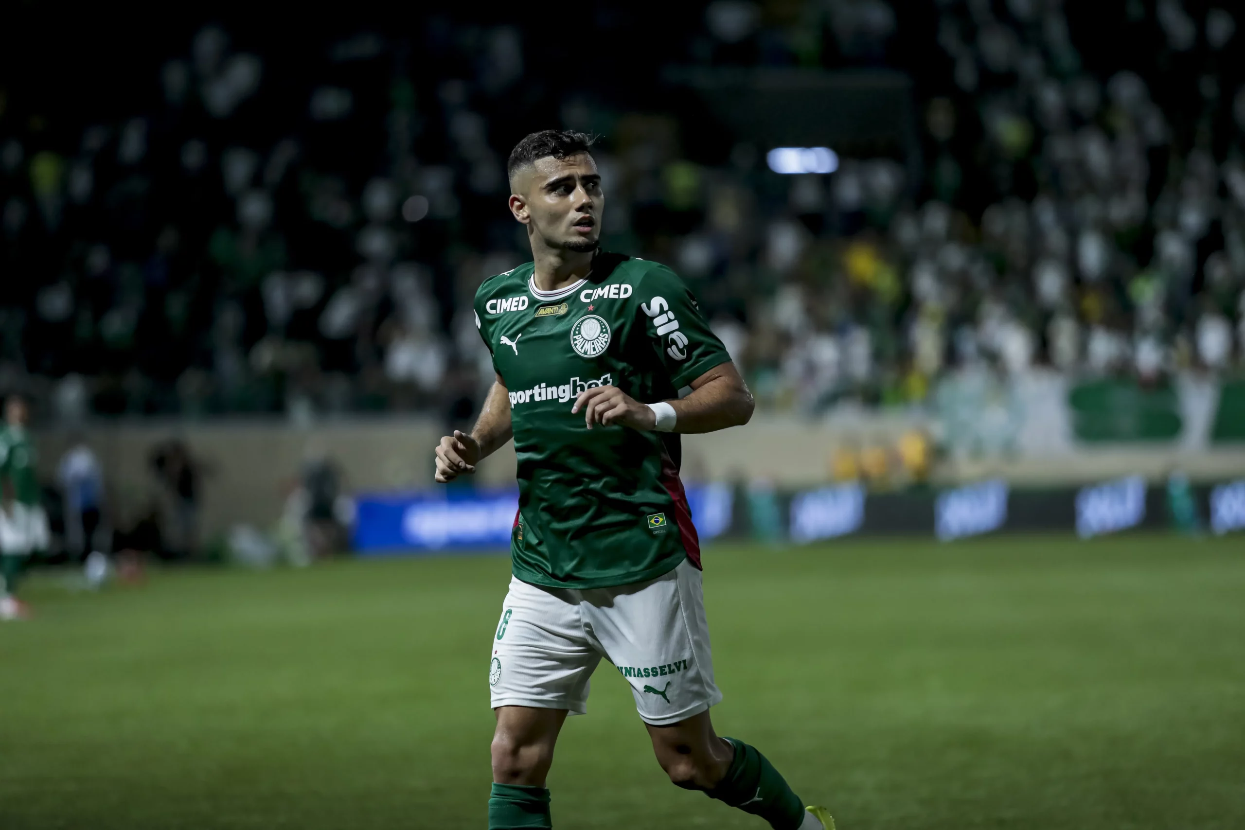 Andreas Pereira jogador do Palmeiras durante partida contra o Vitoria no estadio Arena Barueri pelo campeonato Brasileiro A 2026. Foto: Marco Miatelo/AGIF
