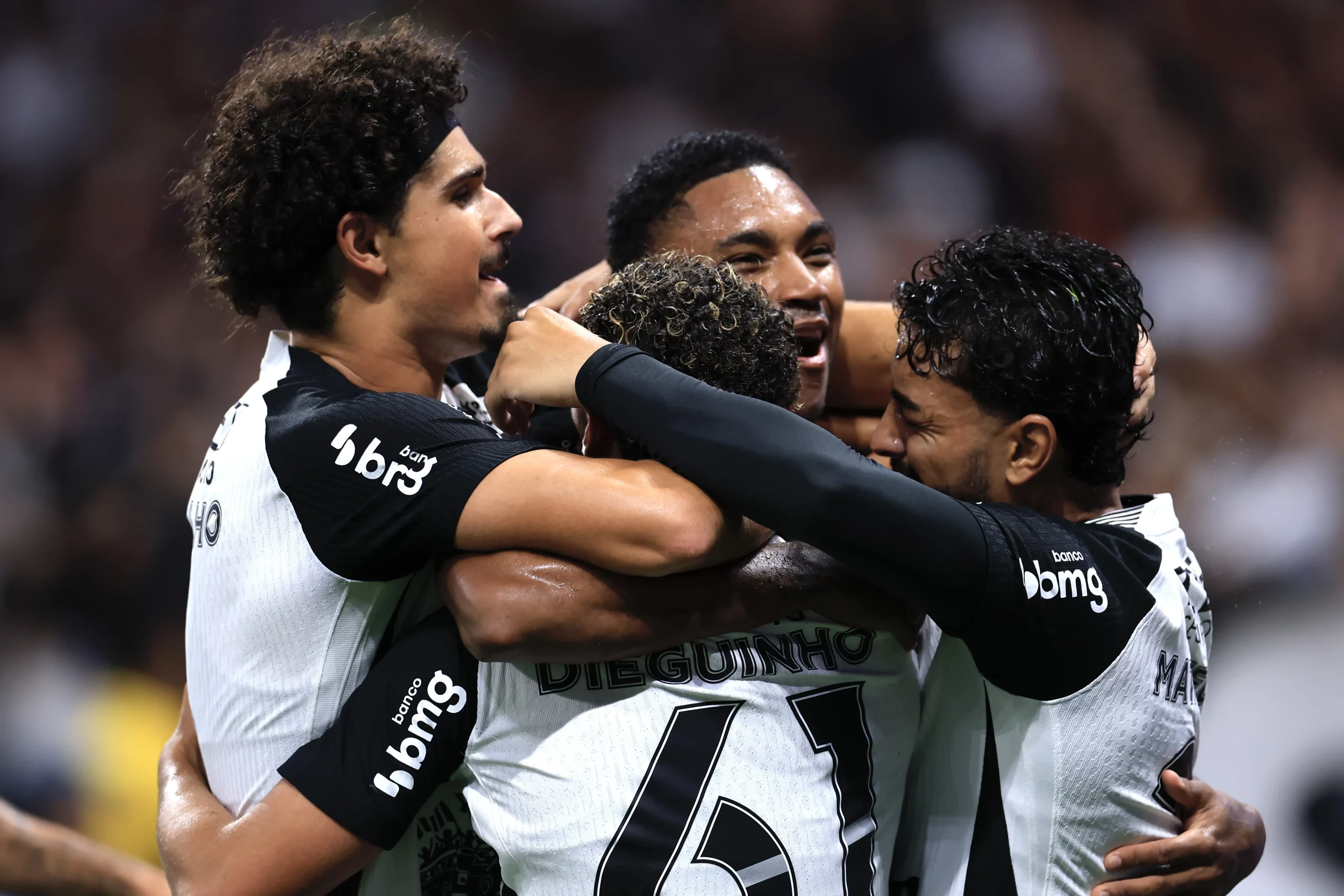 SP – SAO PAULO – 05/02/2026 – PAULISTA 2026, CORINTHIANS X CAPIVARIANO – Dieguinho jogador do Corinthians comemora seu gol com jogadores do seu time durante partida contra o Capivariano no estadio Arena Corinthians pelo campeonato Paulista 2026. Foto: Marcello Zambrana/AGIF