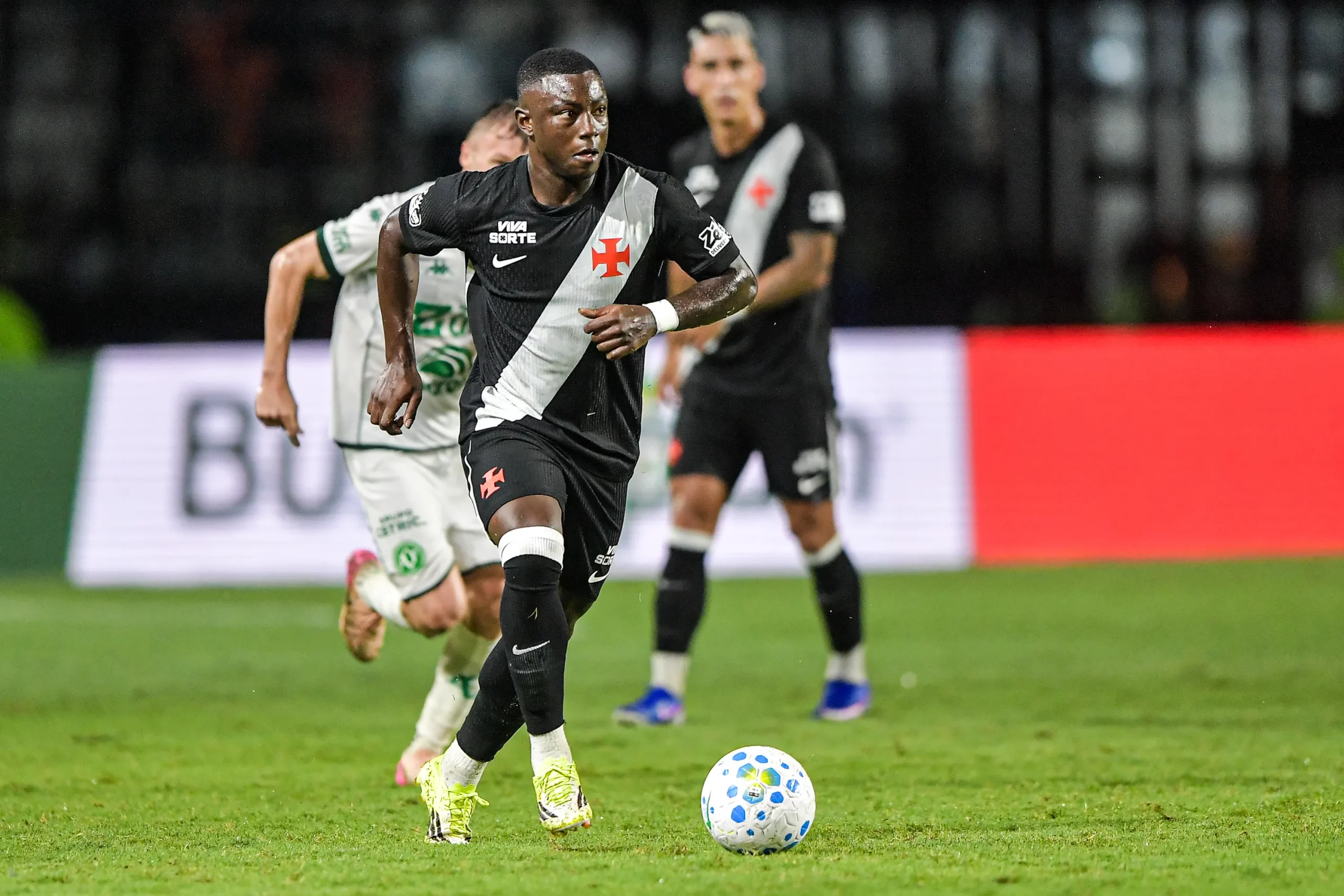 Hinestroza pode ser titular pela primeira vez contra o Coritiba. Foto: Thiago Ribeiro/AGIF