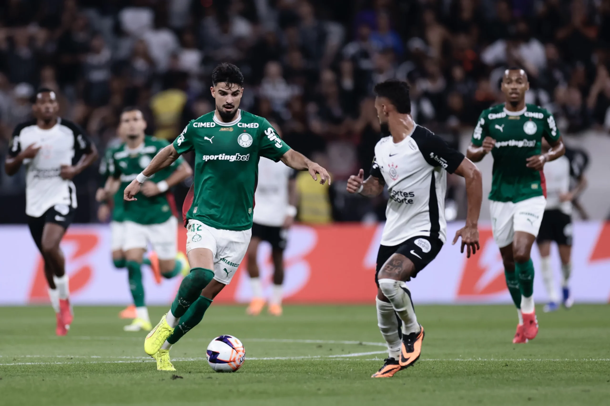 Flaco é travado em lance perigoso no segundo tempo. Foto: Marcello Zambrana/AGIF