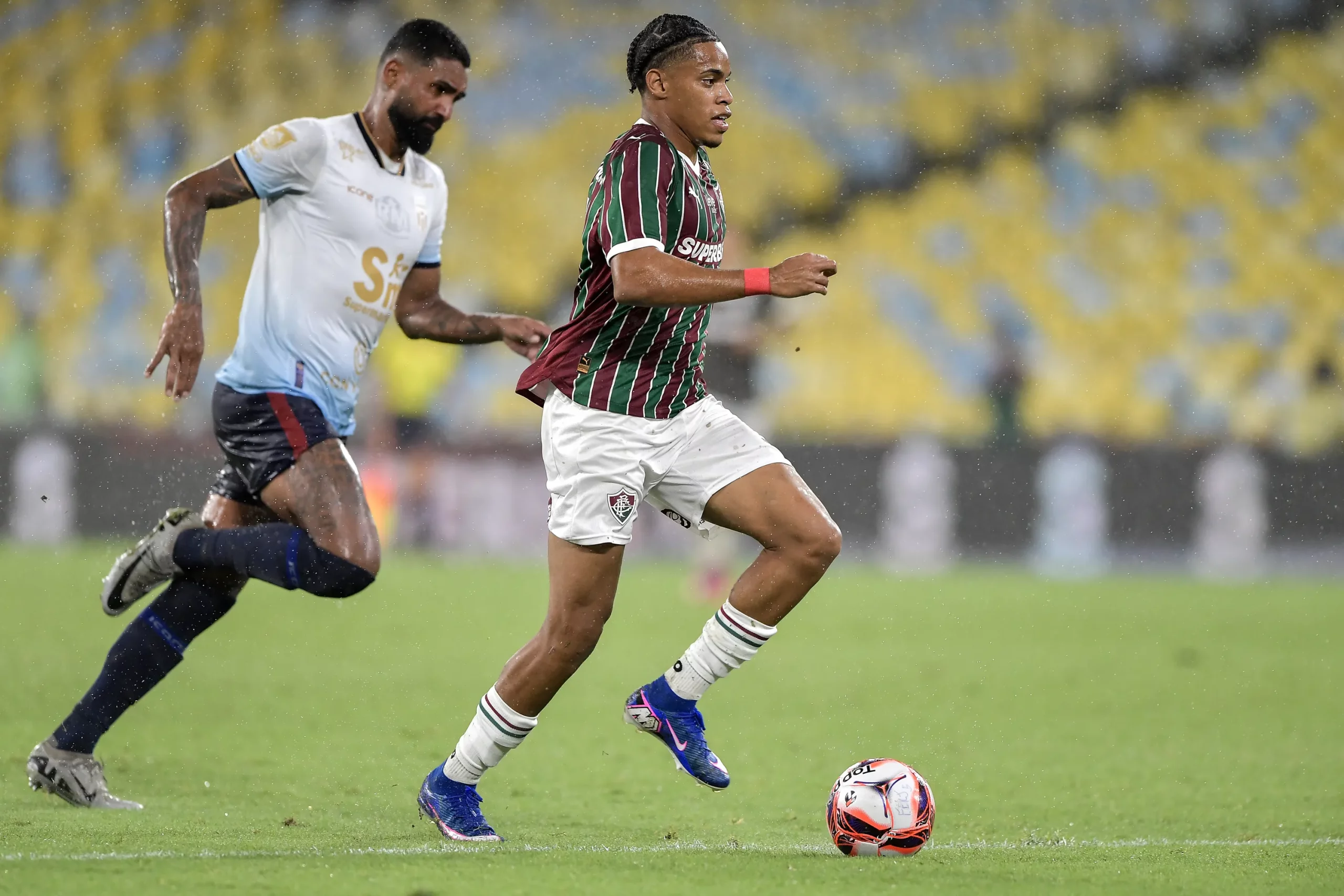 Matheus Reis vinha tendo moral com Zubeldía, porém lesão seríssima interrompe planos para 2026 – Foto: Thiago Ribeiro/AGIF