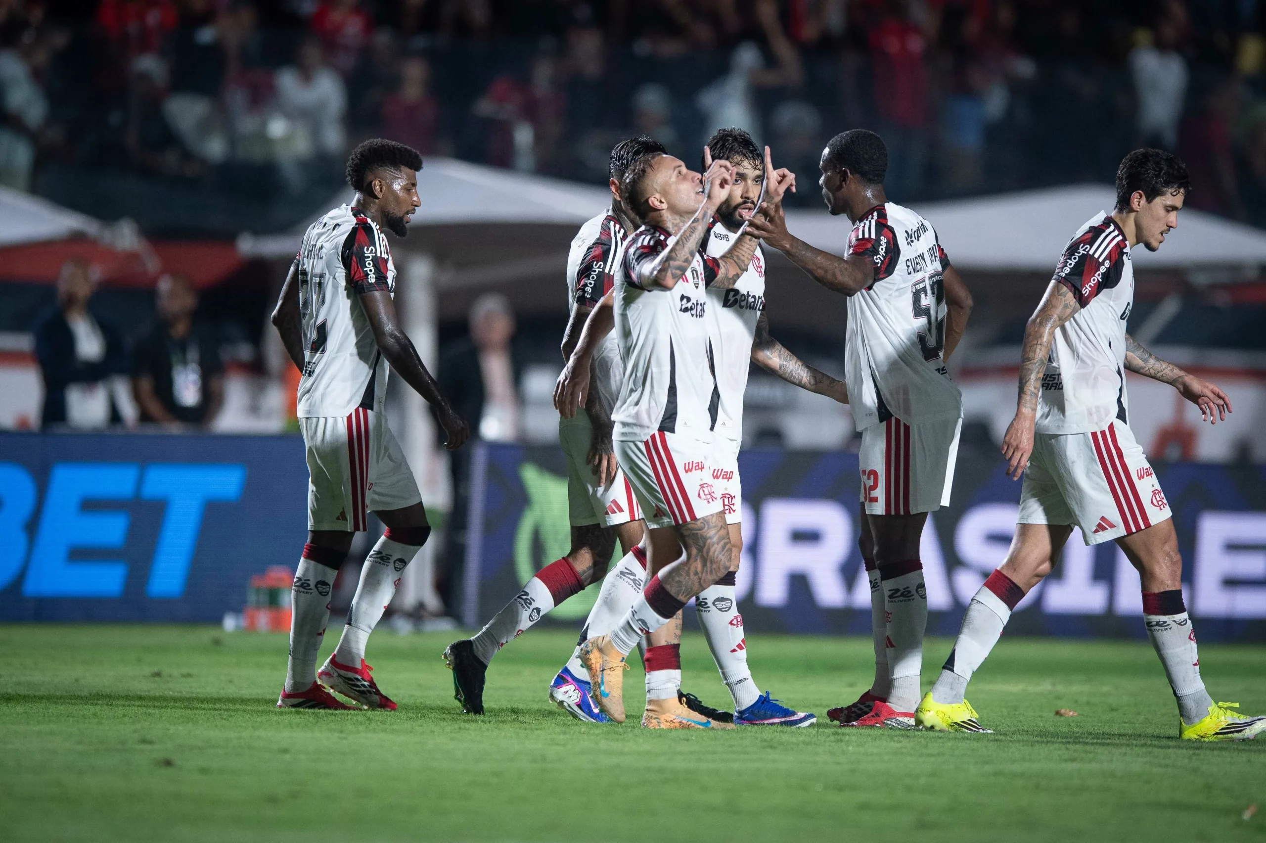Cebolinha marca e dá assistência em Vitória x Flamengo. Foto: Jhony Pinho/AGIF