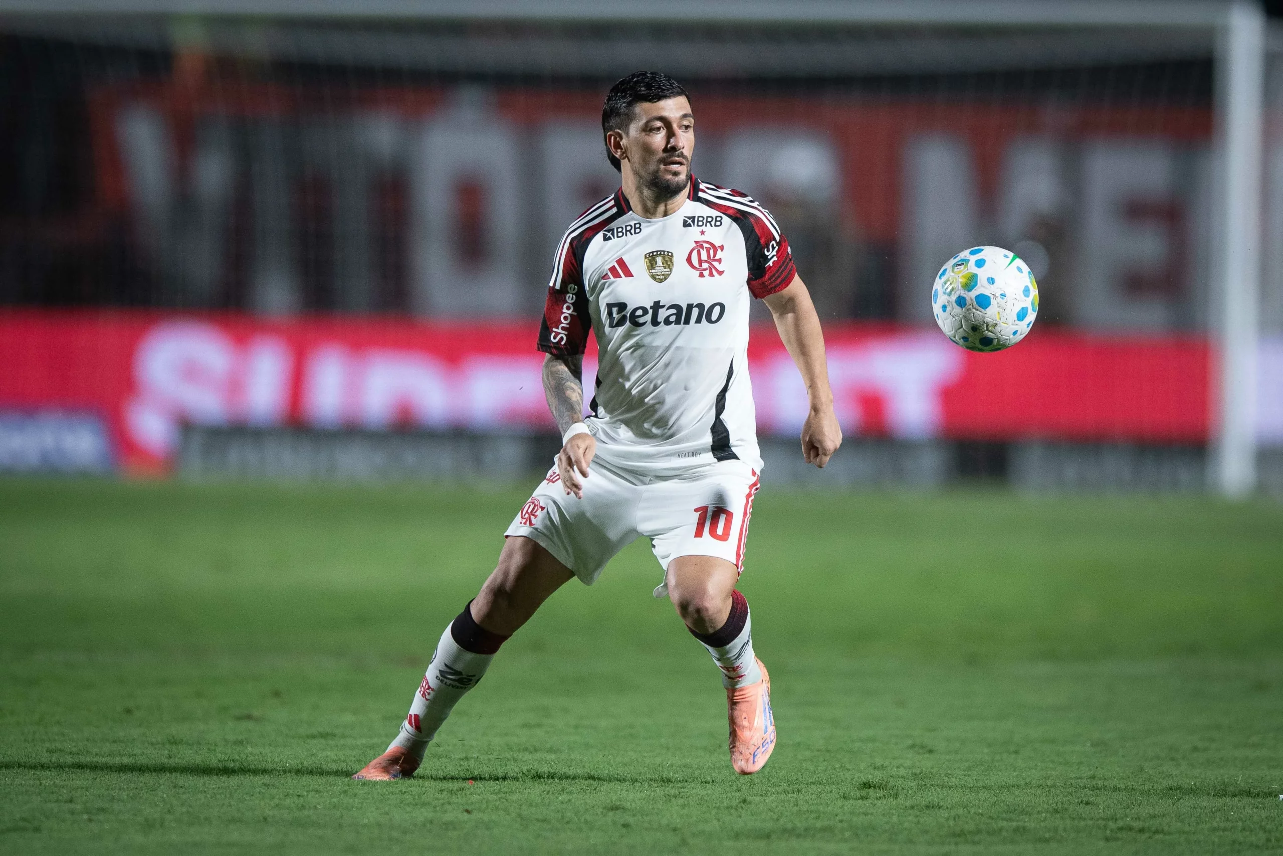 BA – SALVADOR – 10/02/2026 – BRASILEIRO A 2026, VITORIA X FLAMENGO – Arrascaeta jogador do Flamengo durante partida contra o Vitoria no estadio Barradao pelo campeonato Brasileiro A 2026. Foto: Jhony Pinho/AGIF
