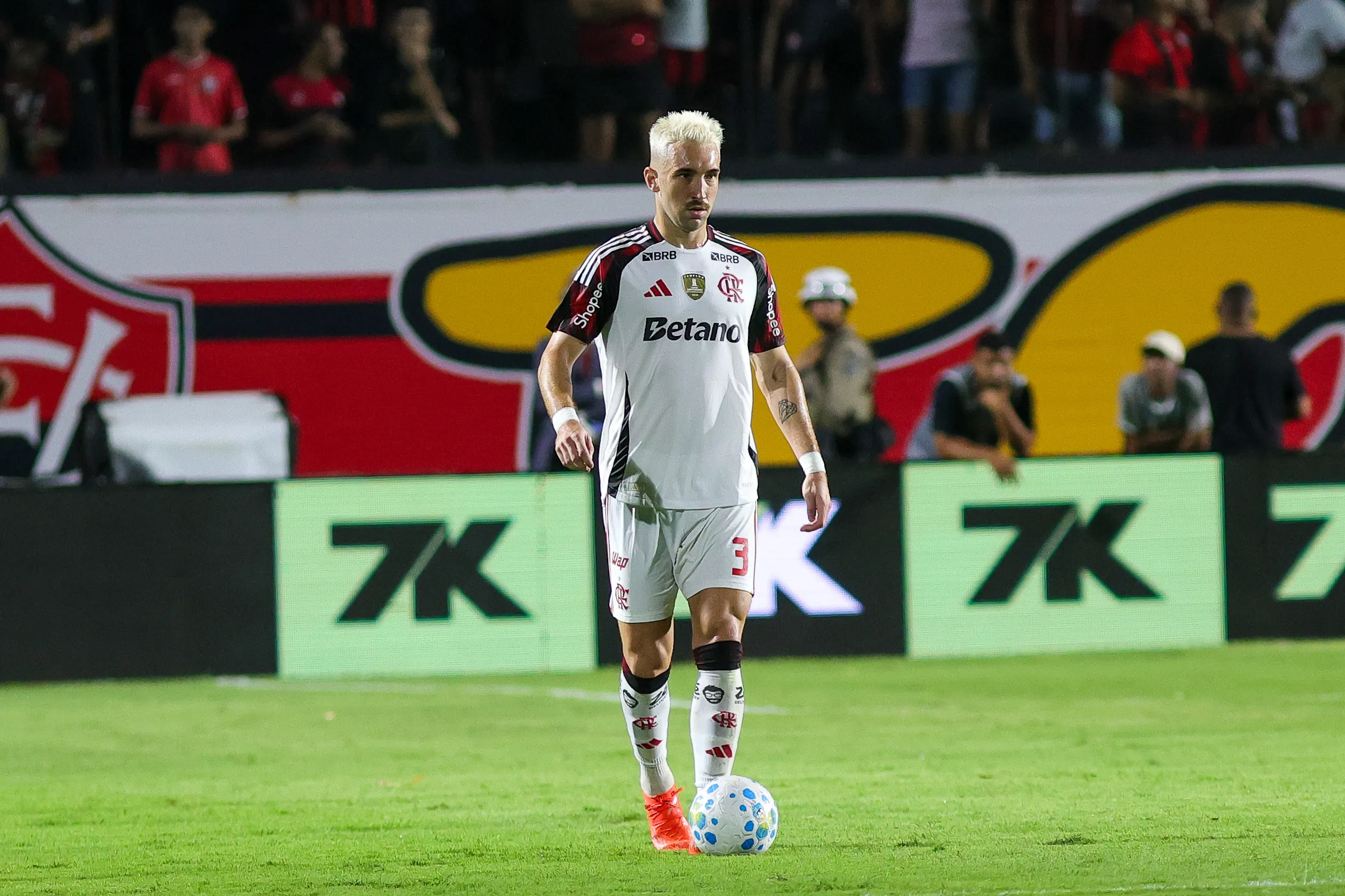 Zagueiro Léo Ortiz pode deixar time titular contra o Lanús; Vitão aparece como favorito – Foto: Marcio Jose/AGIF