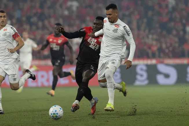 Zé Ivaldo foi muito mal em derrota contra o Athletico-PR e fez Santos apressar urgência por novo zagueiro – Foto: Hedeson Alves/AGIF