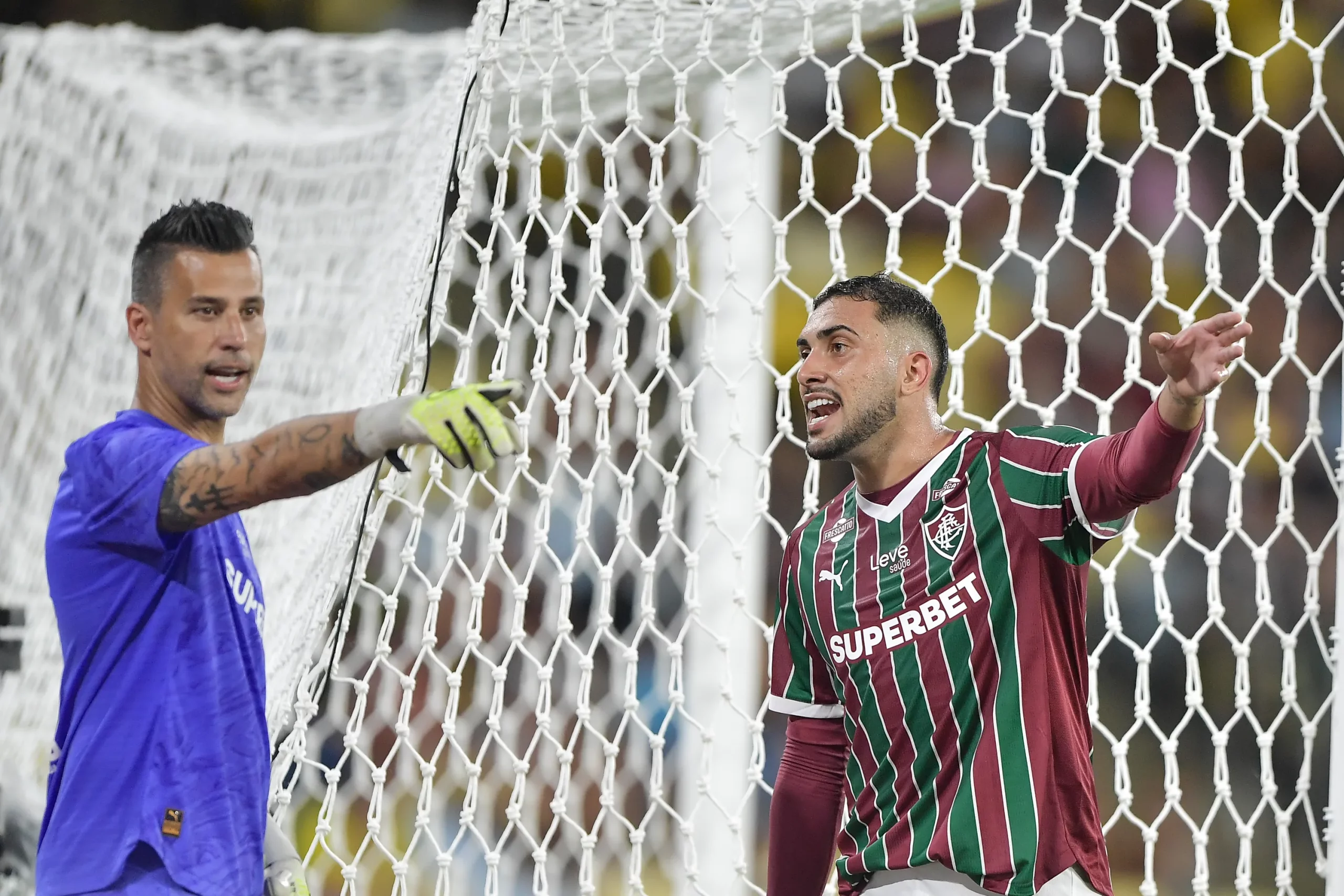 Freytes e Fabio jogadores do Fluminense durante partida contra o Botafogo no estadio Maracana pelo campeonato Brasileiro A 2026. Foto: Thiago Ribeiro/AGIF