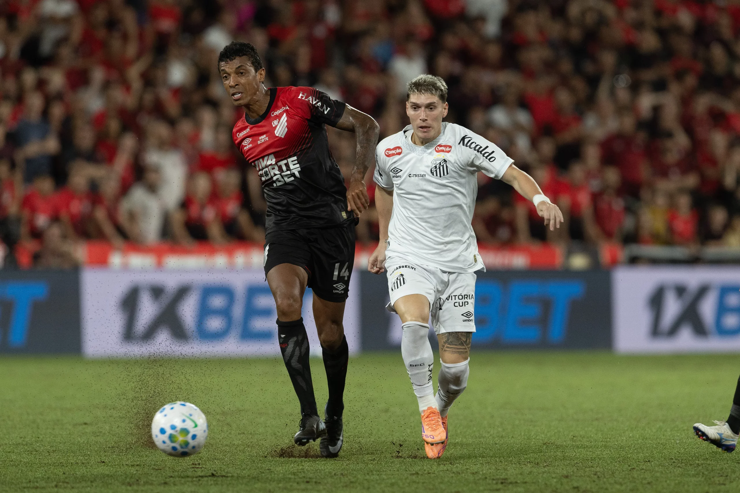 PR – CURITIBA – 12/02/2026 – BRASILEIRO A 2026, ATHLETICO-PR X SANTOS –  Jogadores do Athletico-PR comemoram a vitoria no final da partida contra o Santos no estadio Arena da Baixada pelo campeonato Brasileiro A 2026. Foto: Hedeson Alves/AGIF