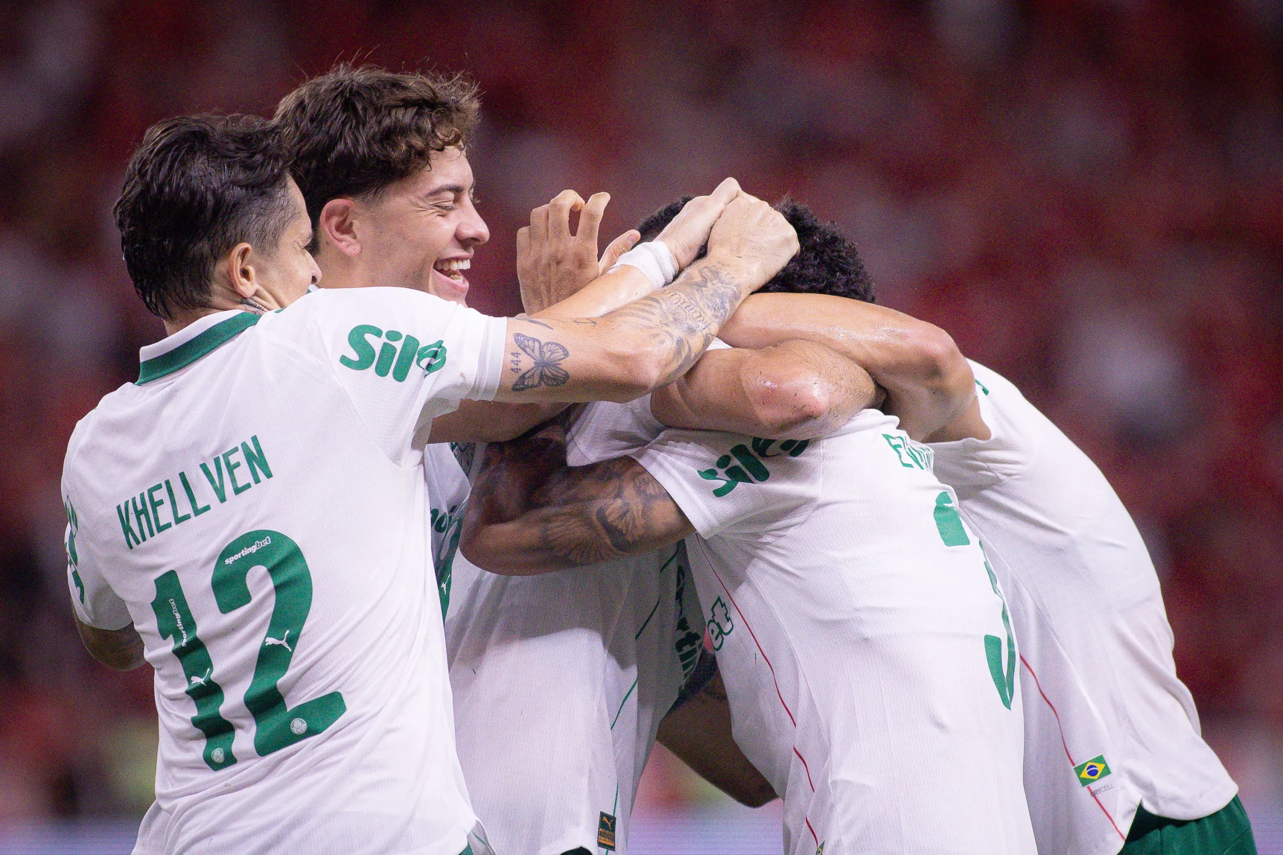 RS – PORTO ALEGRE – 12/02/2026 – BRASILEIRO A 2026, INTERNACIONAL X PALMEIRAS – Andreas Pereira jogador do Palmeiras comemora seu gol com jogadores do seu time durante partida contra o Internacional no estadio Beira-Rio pelo campeonato Brasileiro A 2026. Foto: Maxi Franzoi/AGIF