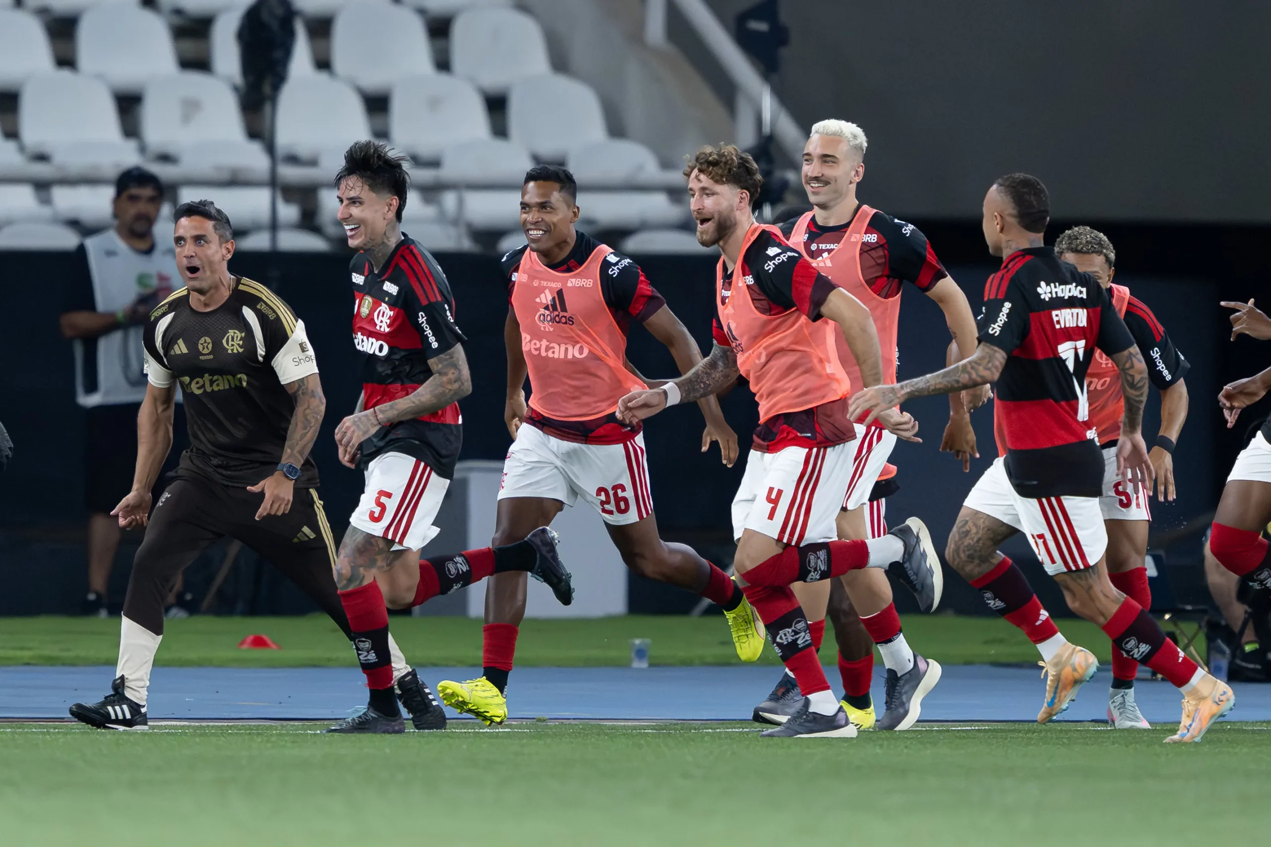 RJ – RIO DE JANEIRO – 15/02/2026 – CARIOCA 2026, BOTAFOGO X FLAMENGO – Pulgar jogador do Flamengo comemora seu gol com jogadores do seu time durante partida contra o Botafogo no estadio Engenhao pelo campeonato Carioca 2026. Foto: Jorge Rodrigues/AGIF