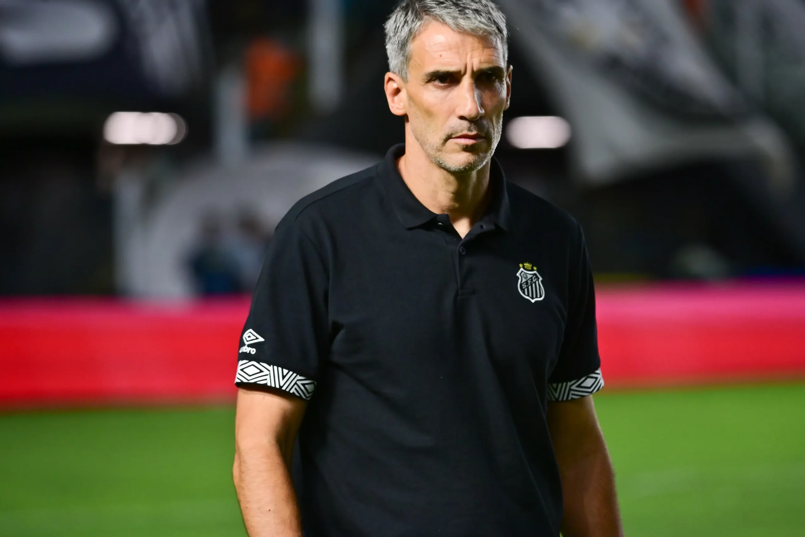 Vojvoda está precisando lidar com poucos defensores no plantel. Foto: Jota Erre/AGIF