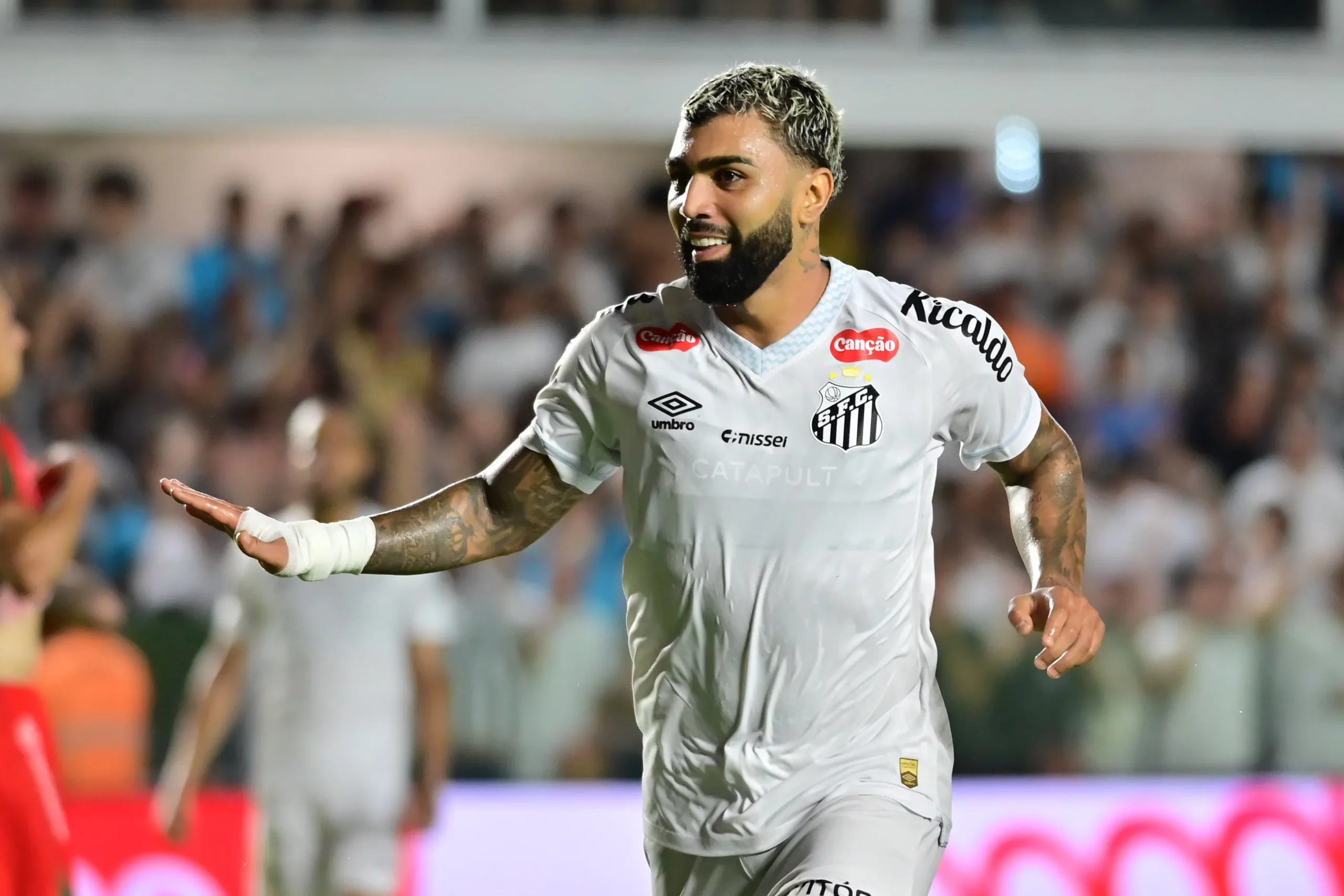 Gabigol decidiu o último clássico com gol de falta. Foto: Jota Erre/AGIF