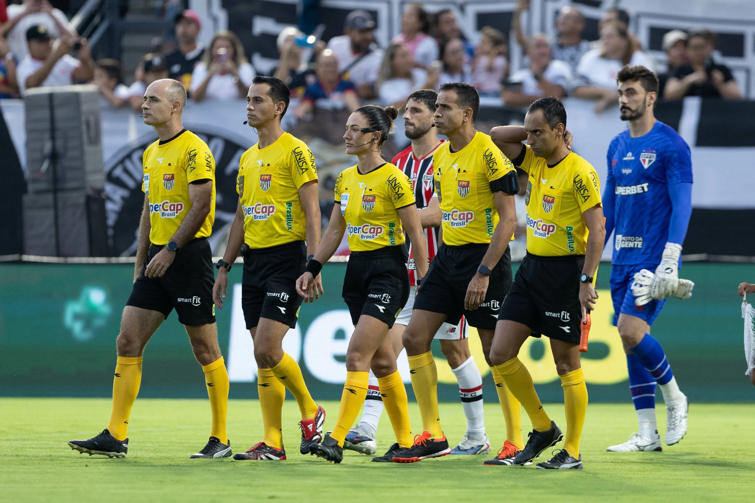 Árbitra mostrou pulso firme em Bragantino x São Paulo mesmo com caso de machismo em entrevista pós-jogo – Foto: Joisel Amaral/AGIF