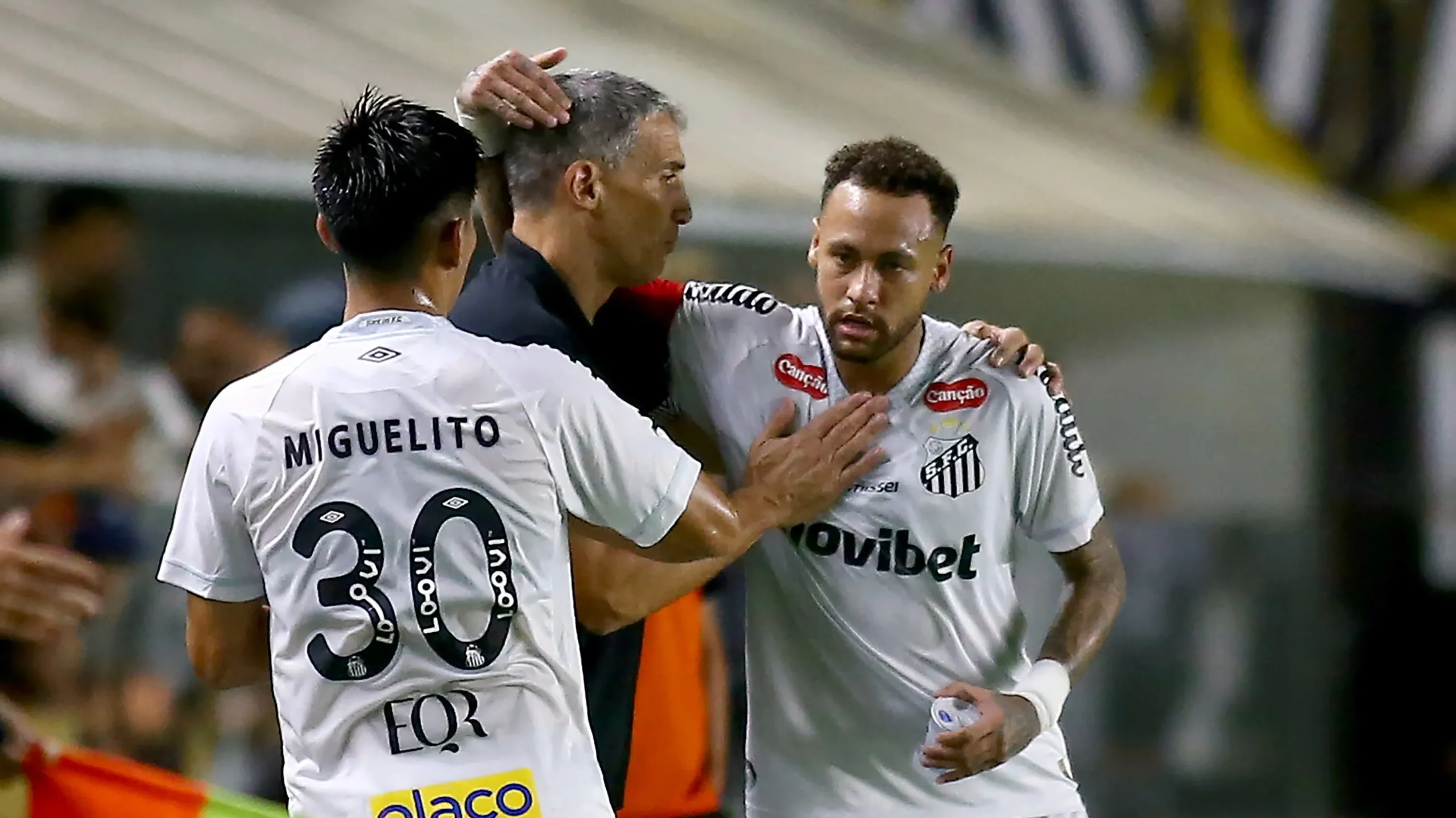 Neymar comemora um de seus gols contra o Vasco junto a Vojvoda – Foto: Mauricio De Souza/AGIF