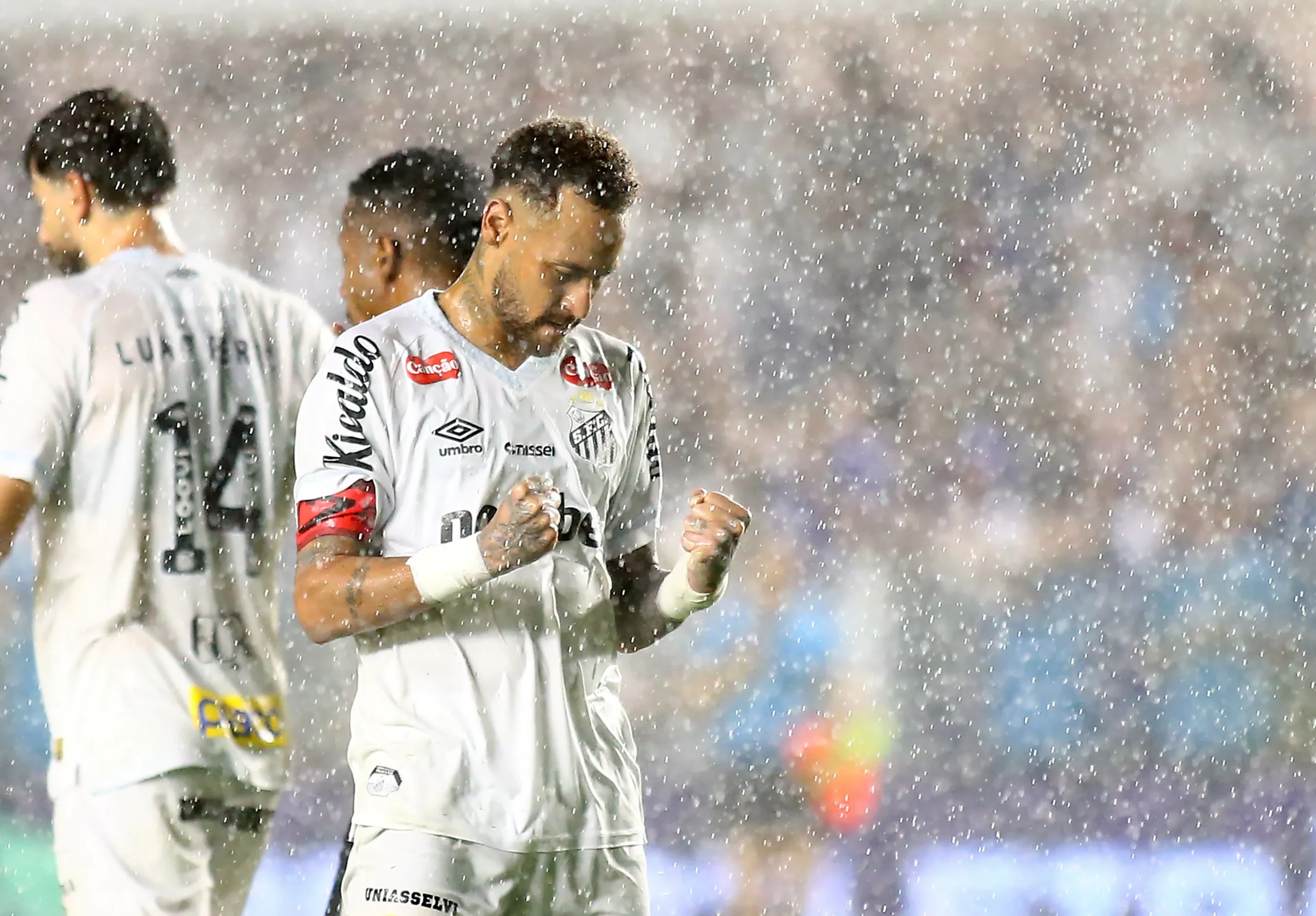 Neymar Jr. jogador do Santos comemora seu gol durante partida contra o Vasco no estadio Vila Belmiro pelo campeonato Brasileiro A 2026. Foto: Mauricio De Souza/AGIF