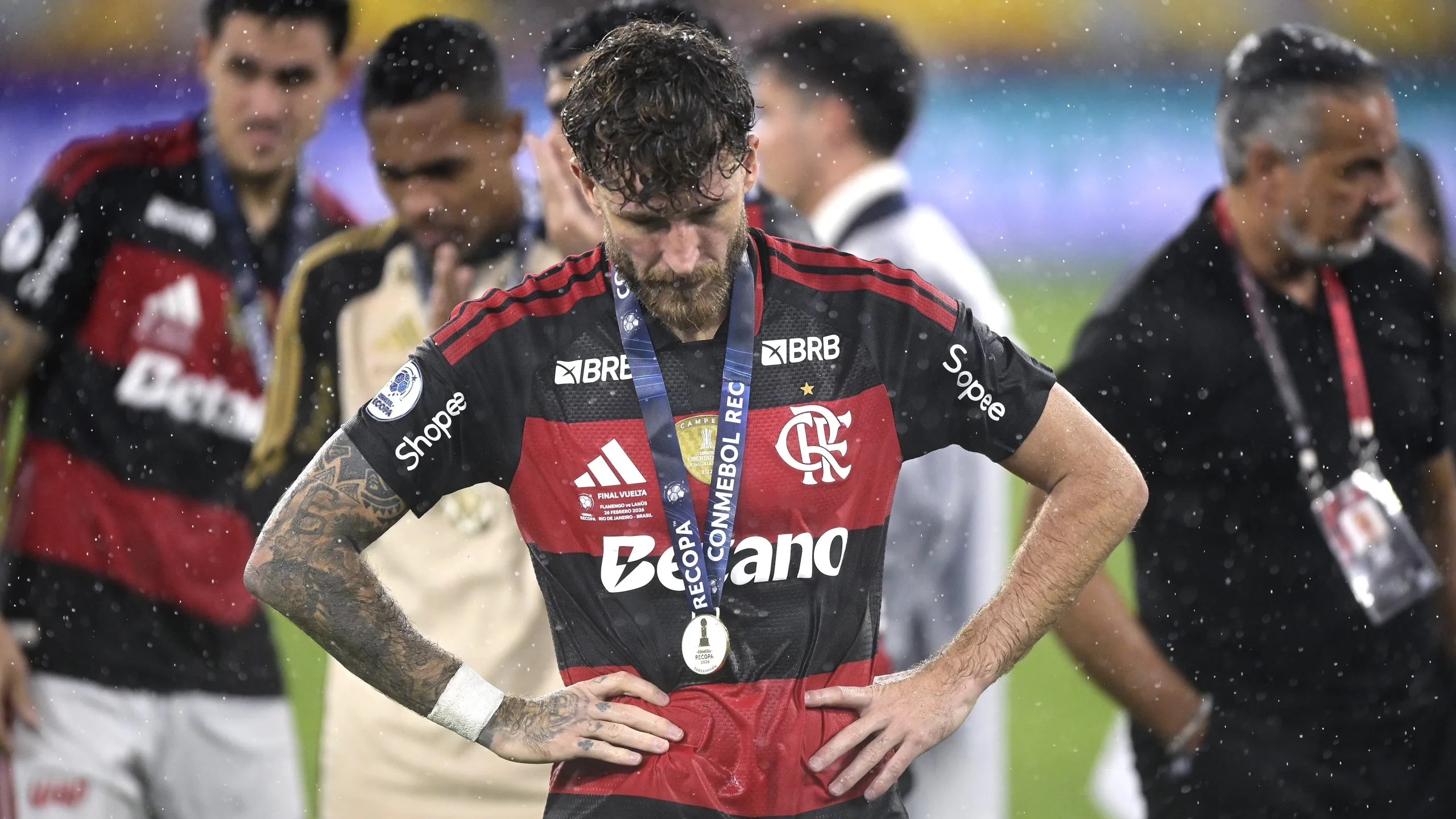 Léo Pereira com a medalha de vice-campeão da Recopa.  O zagueirão mostrou abalo, mas falou em fortificação mental – Foto: Alexandre Loureiro/AGIF