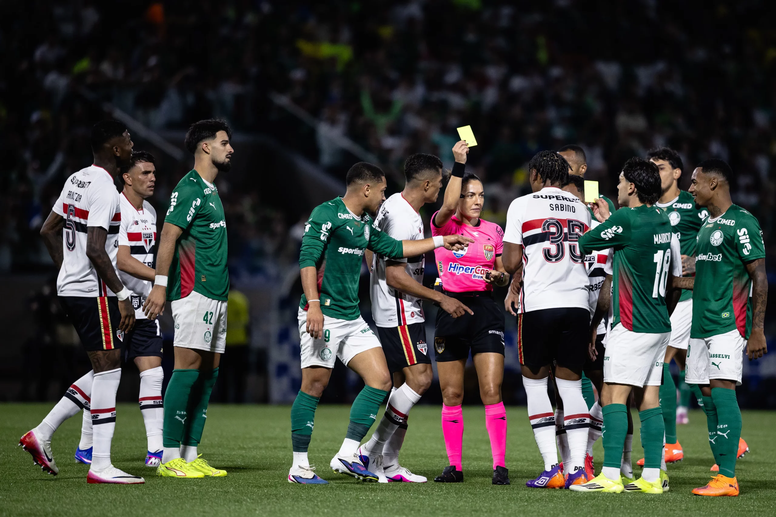 Árbitra Daiane Muniz teve muitas dificuldades em Choque-Rei quente pelo Paulistão, mas foi referendada pela FPF – Foto: Ettore Chiereguini/AGIF