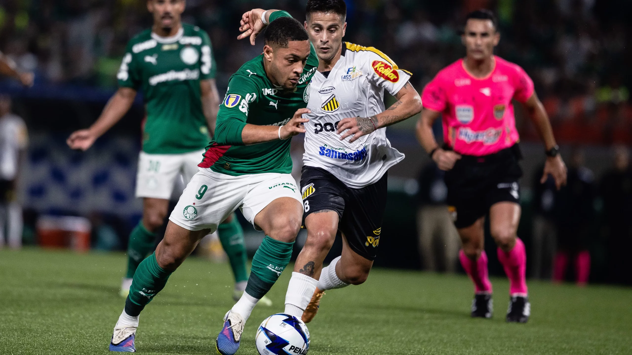 Vitor Roque em ação contra o Novorizontino no primeiro jogo da final – Foto: Ettore Chiereguini/AGIF