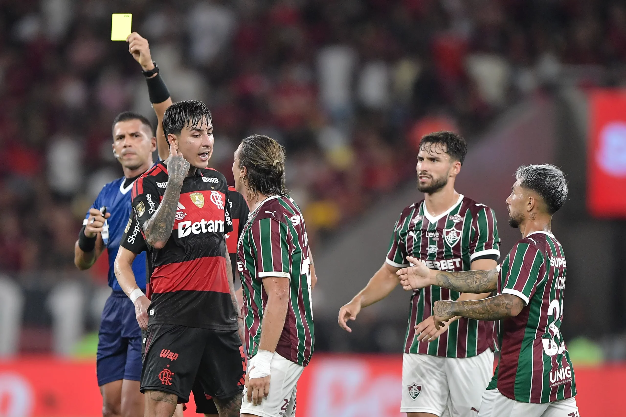 RJ – RIO DE JANEIRO – 08/03/2026 – CARIOCA 2026, FLUMINENSE X FLAMENGO – Pulgar jogador do Flamengo disputa lance com Canobbio jogador do Fluminense durante partida no estadio Maracana pelo campeonato Carioca 2026. Foto: Thiago Ribeiro/AGIF