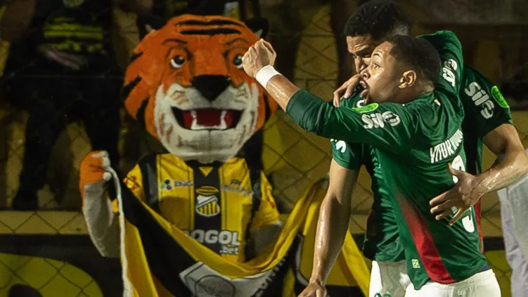 Vitor Roque comemora seu gol durante partida contra o Novorizontino no estadio Jorge Ismael de Biasi pelo campeonato Paulista 2026. Foto: Joisel Amaral/AGIF