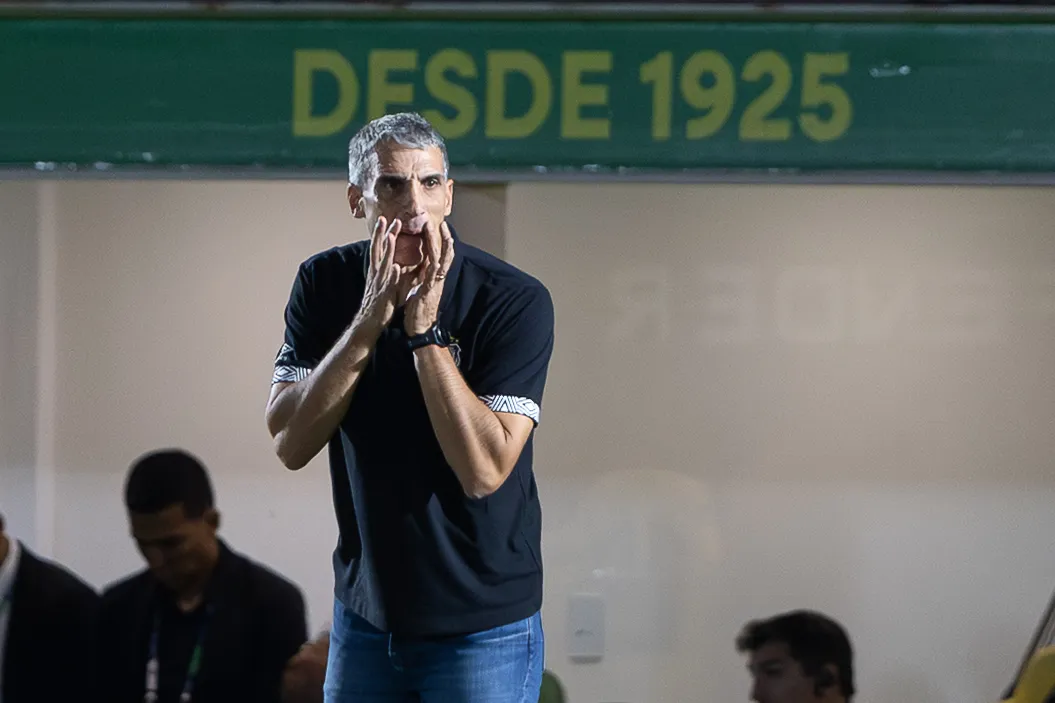 SP – MIRASSOL – 10/03/2026 – BRASILEIRO A 2026, MIRASSOL X SANTOS – Juan Vojvoda tecnico do Santos durante partida contra o Mirassol no estadio Jose Maria de Campos Maia pelo campeonato Brasileiro A 2026. Foto: Joisel Amaral/AGIF