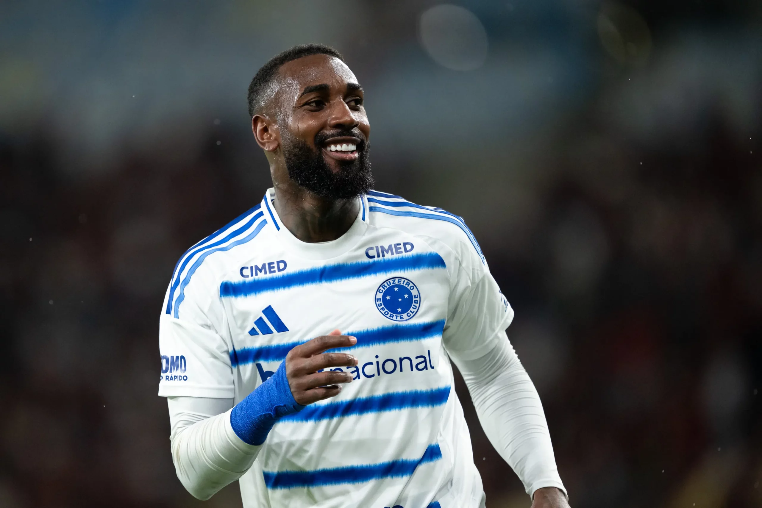 RJ – RIO DE JANEIRO – 11/03/2026 – BRASILEIRO A 2026, FLAMENGO X CRUZEIRO – Gerson jogador do Cruzeiro durante partida contra o Flamengo no estadio Maracana pelo campeonato Brasileiro A 2026. Foto: Jorge Rodrigues/AGIF