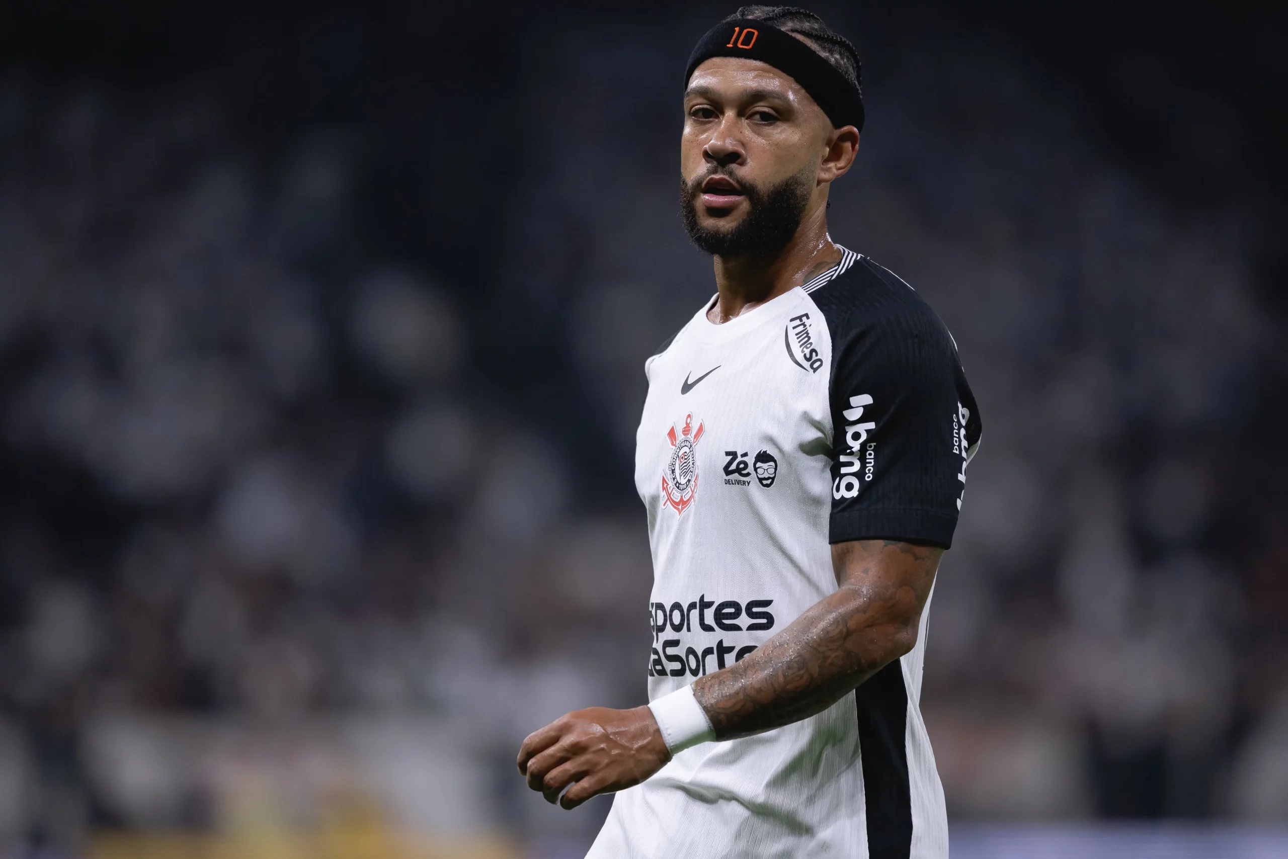 Memphis Depay jogador do Corinthians durante partida contra o Coritiba no estadio Arena Corinthians pelo campeonato Brasileiro A 2026. Foto: Ettore Chiereguini/AGIF