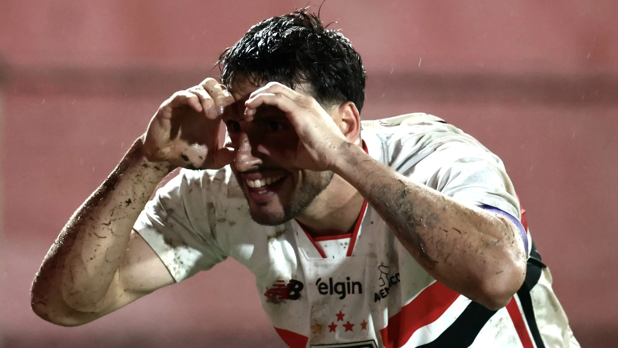 Calleri, jogador do São Paulo comemora seu gol durante partida contra o Chapecoense no estadio Caninde pelo campeonato Brasileiro A 2025. Foto: Marcello Zambrana/AGIF