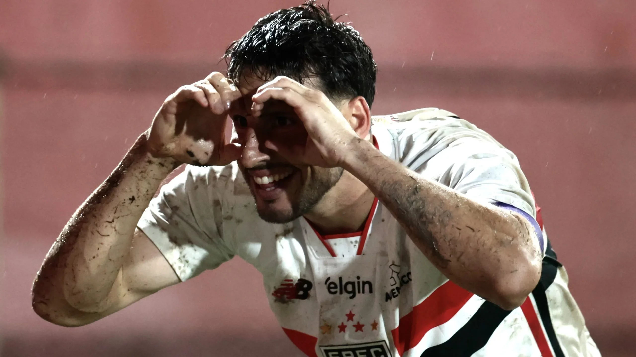 Calleri e sua tradicional comemoração de gol pelo Tricolor – Foto: Marcello Zambrana/AGIF