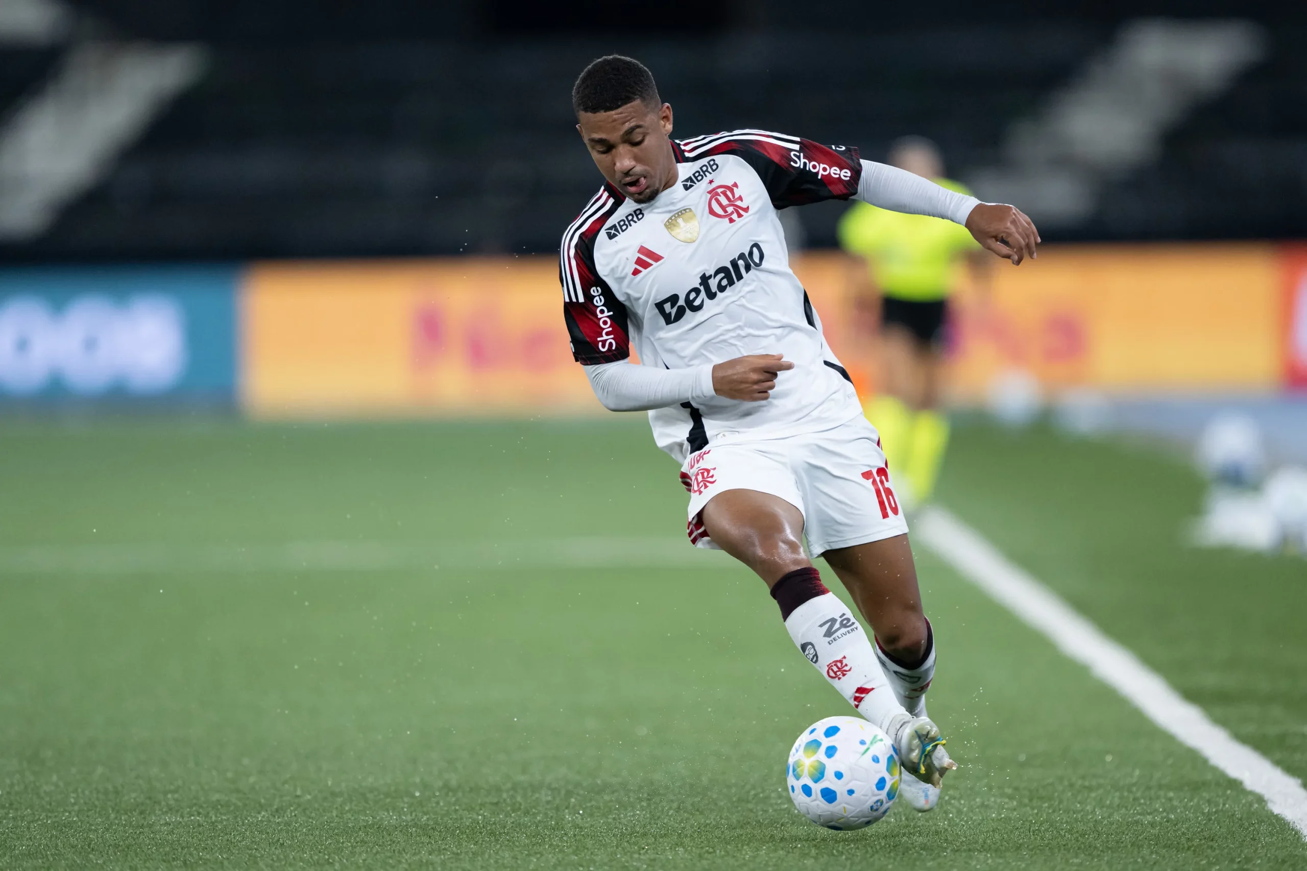 Samuel Lino jogador do Flamengo durante partida contra o Botafogo no estadio Engenhao pelo campeonato Brasileiro A 2026. Foto: Jorge Rodrigues/AGIF