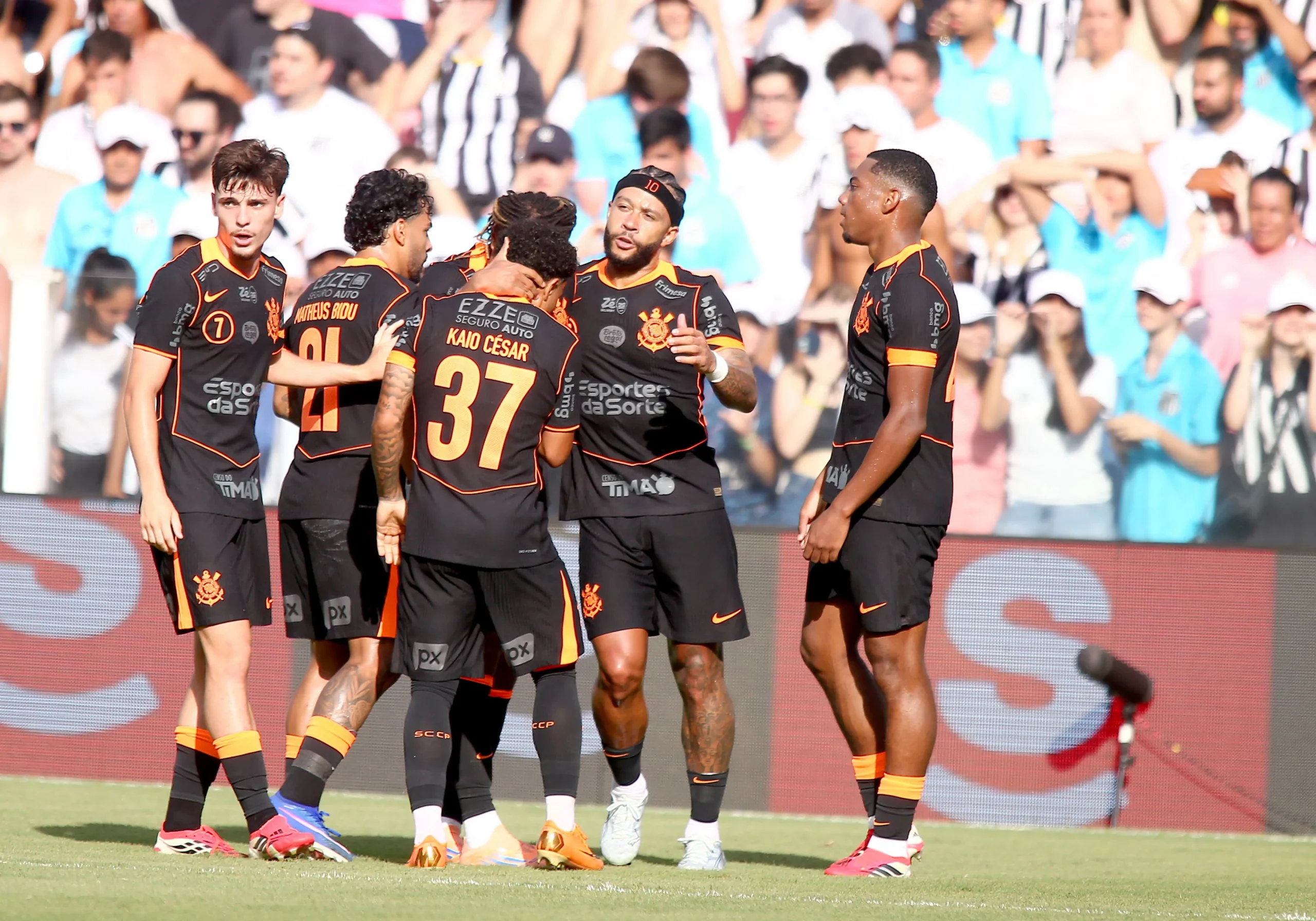 Memphis Depay jogador do Corinthians comemora seu gol durante partida contra o Santos no estadio Vila Belmiro pelo campeonato Brasileiro A 2026. Foto: Mauricio De Souza/AGIF