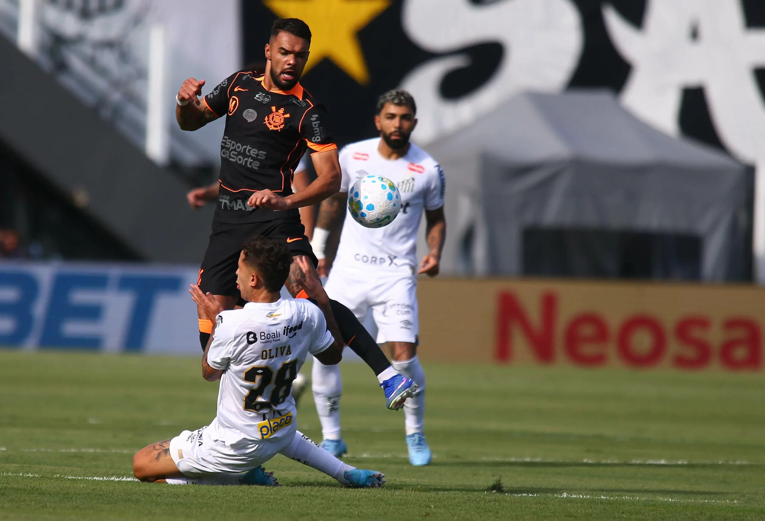 Christian Oliva jogador do Santos disputa lance com Raniele jogador do Corinthians. Foto: Mauricio De Souza/AGIF