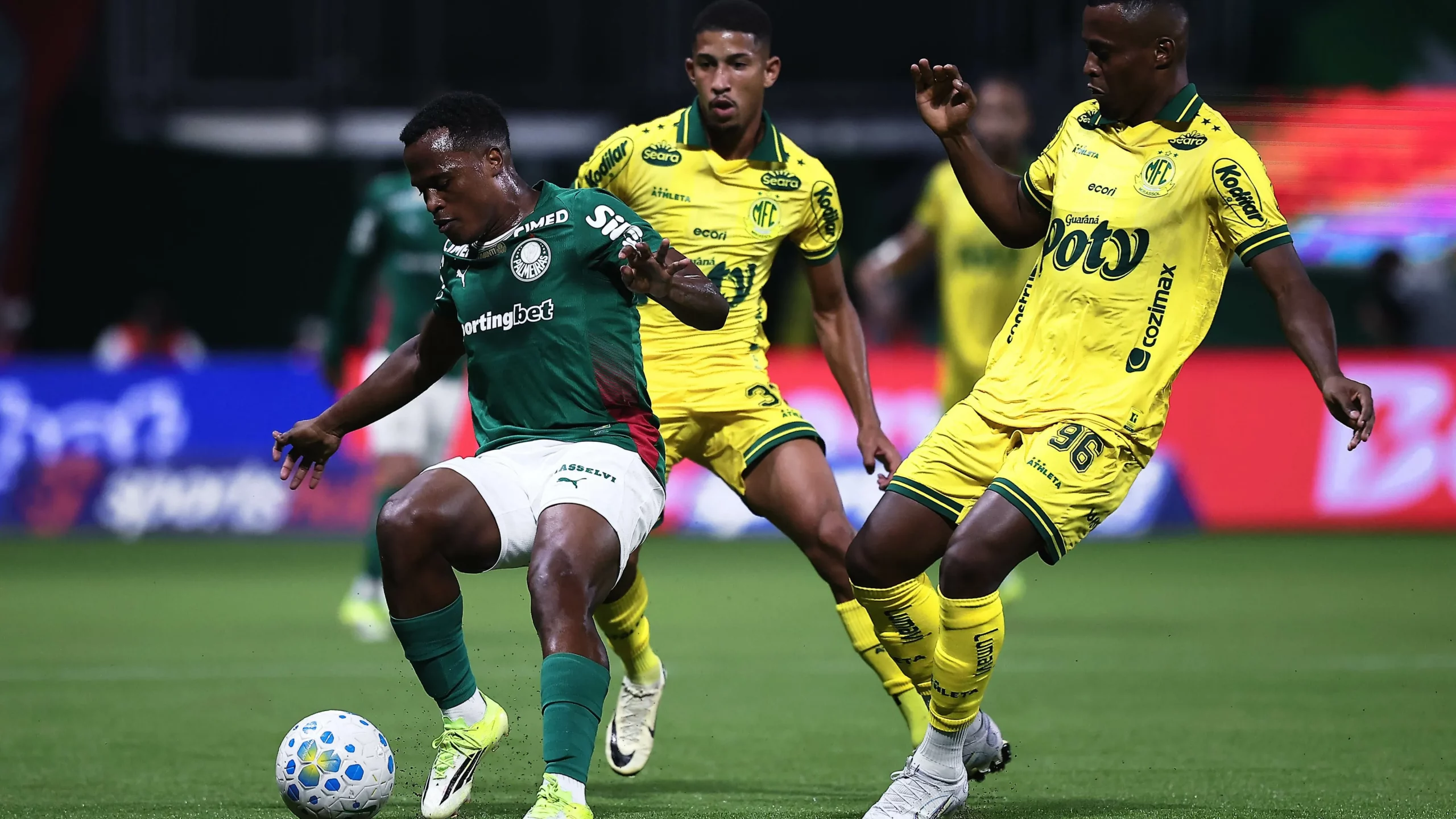 Jhon Arias disputa lance com Carlos Eduardo jogador do Mirassol durante partida no Allianz Parque –  Foto: Ettore Chiereguini/AGIF