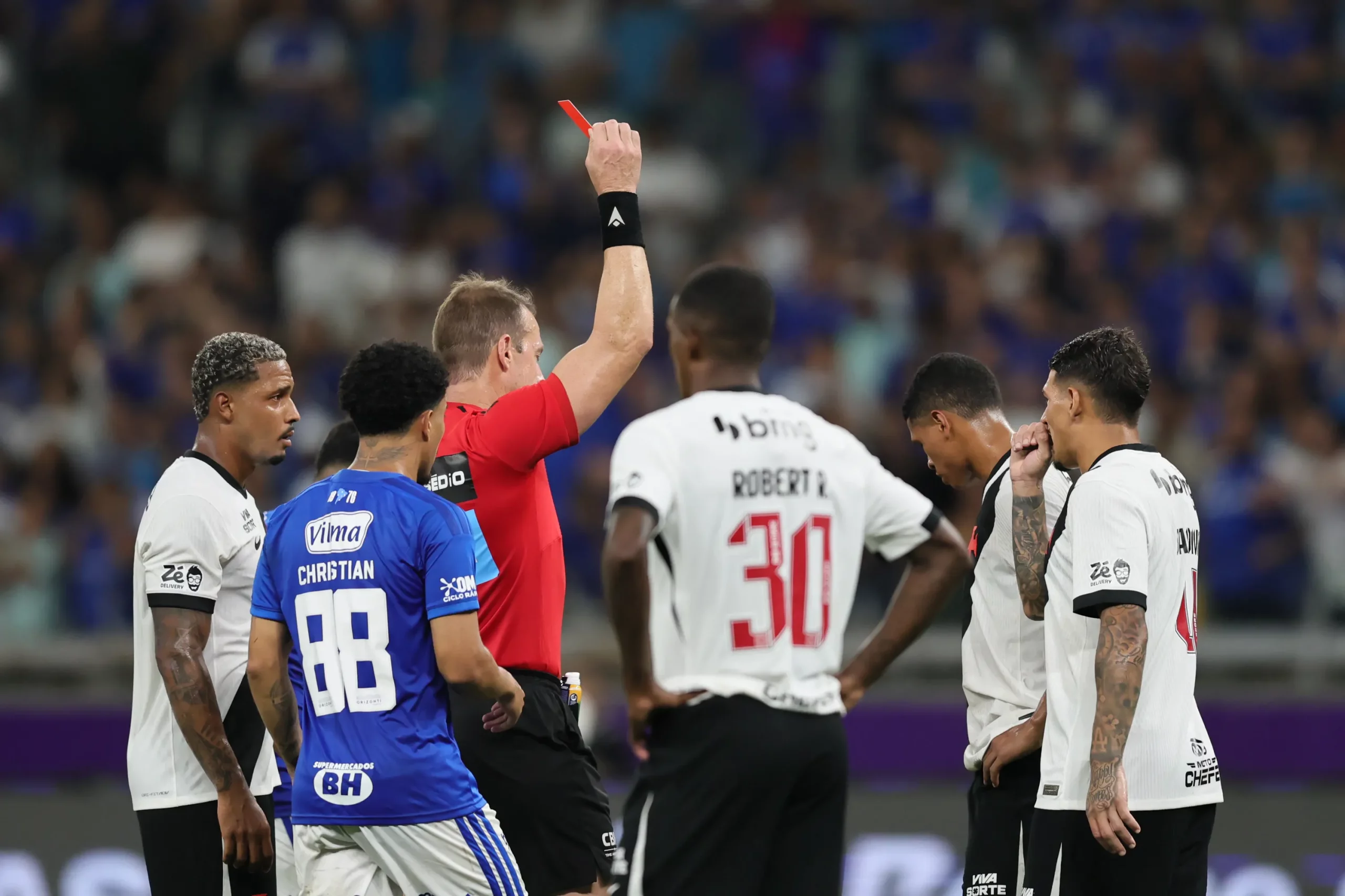 Cauan Barros, jogador do Vasco, recebe cartao vermelho do arbitro durante partida contra o Cruzeiro no estadio Mineirao pelo campeonato Brasileiro A 2026. Foto: Gilson Lobo/AGIF