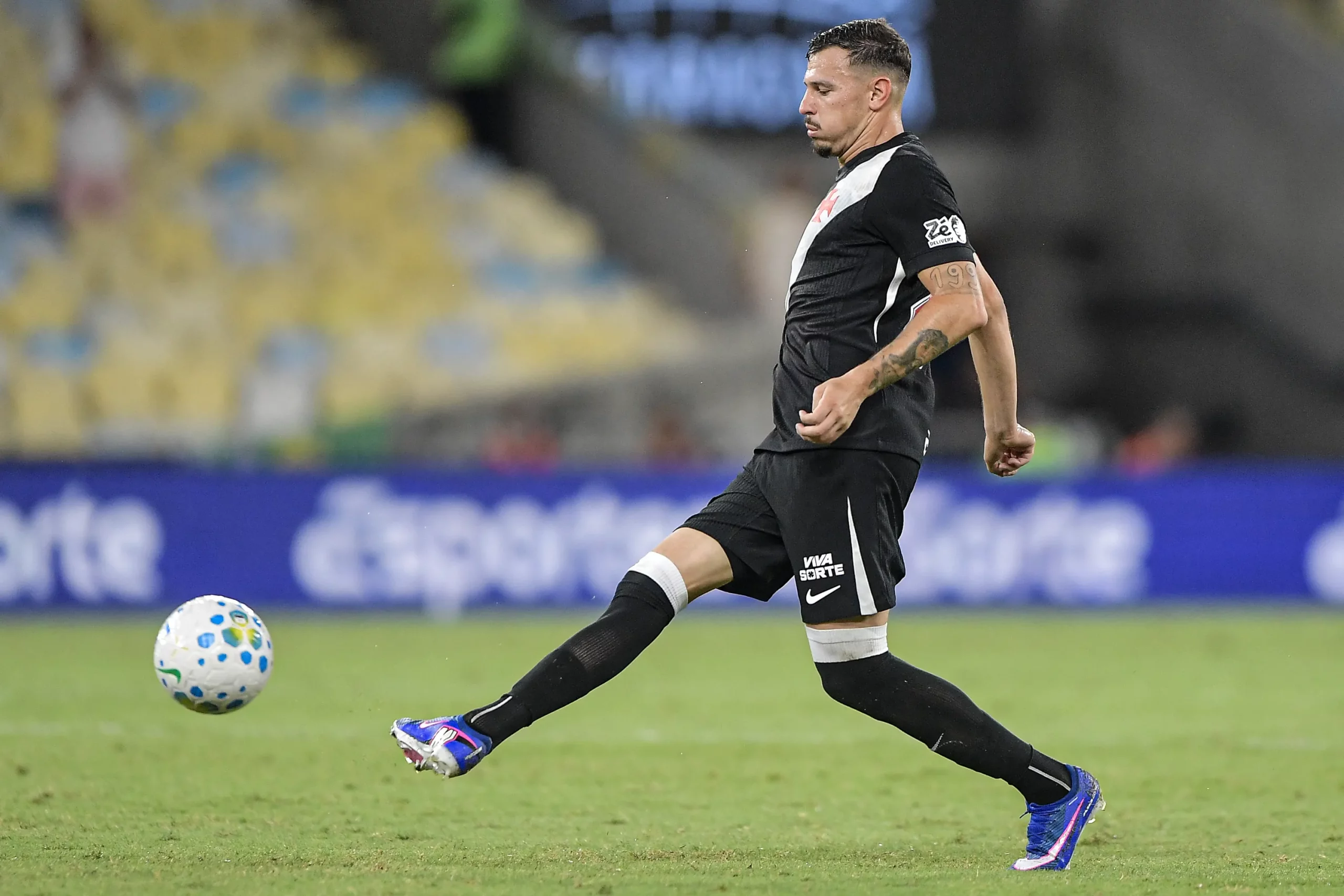 RJ – RIO DE JANEIRO – 18/03/2026 – BRASILEIRO A 2026, VASCO X FLUMINENSE – Hugo Moura jogador do Vasco durante partida contra o Fluminense no estadio Maracana pelo campeonato Brasileiro A 2026. Foto: Thiago Ribeiro/AGIF