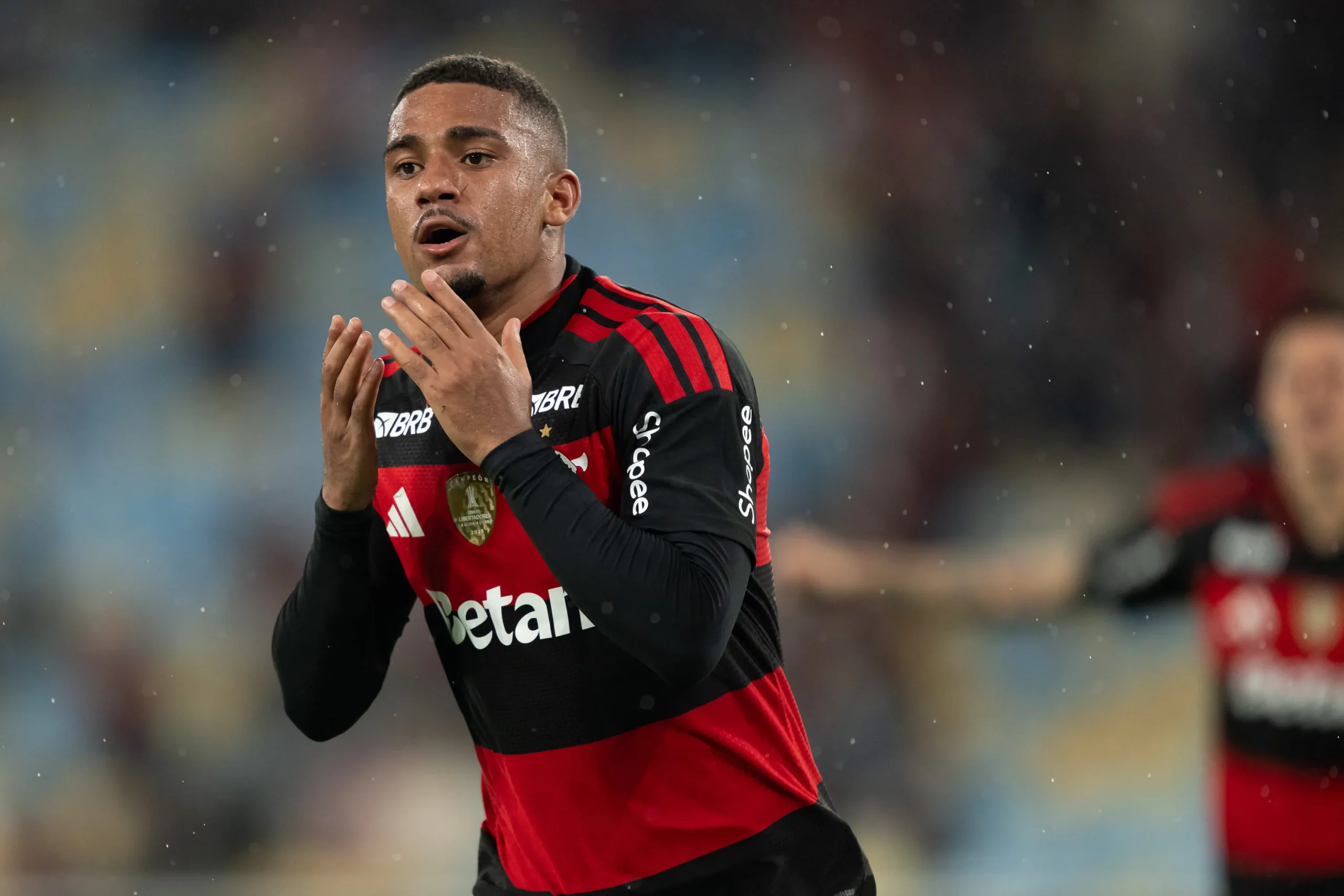 Samuel Lino jogador do Flamengo comemora seu gol durante partida contra o Remo no estadio Maracana pelo campeonato Brasileiro A 2026. Foto: Jorge Rodrigues/AGIF