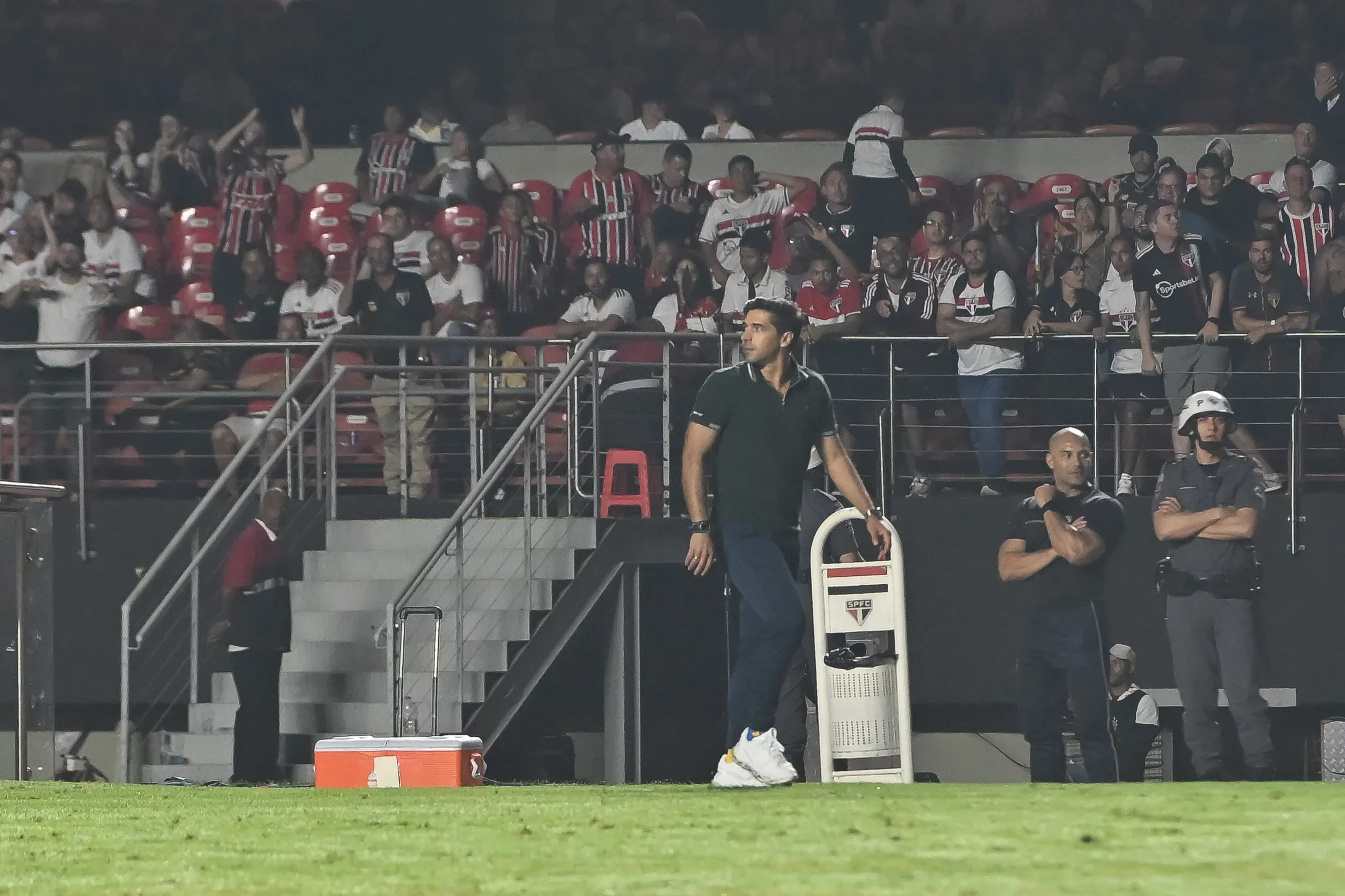 SP – SAO PAULO – 21/03/2026 – BRASILEIRO A 2026, SAO PAULO X PALMEIRAS – Abel Ferreira tecnico do Palmeiras recebe cartao vermelho do arbitro durante partida contra o Sao Paulo no estadio Morumbi pelo campeonato Brasileiro A 2026.  Foto: Jota Erre/AGIF
