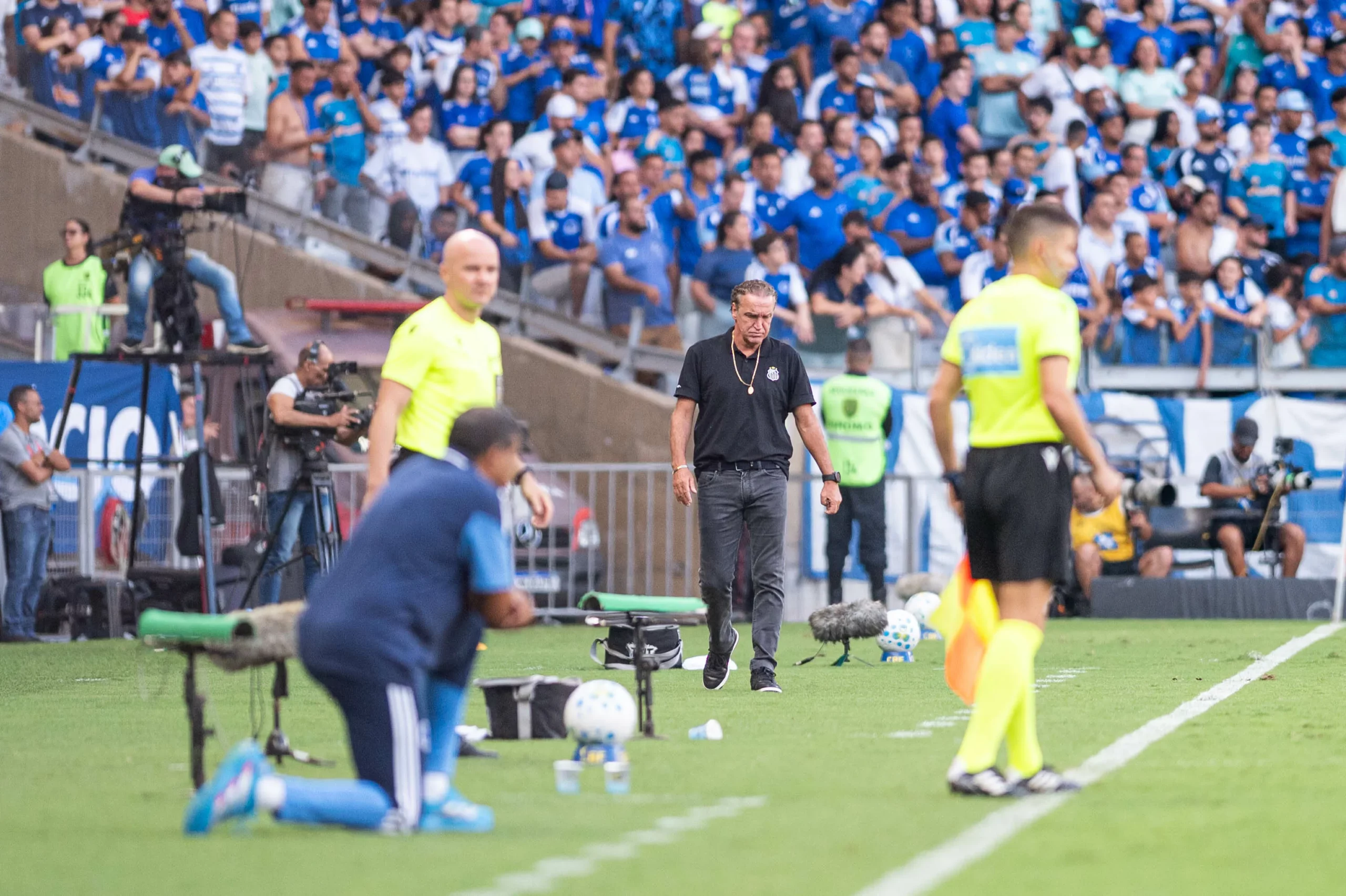 Cuca tecnico do Santos durante partida contra o Cruzeiro no estadio Mineirao pelo campeonato Brasileiro A 2026. Foto: Alessandra Torres/AGIF